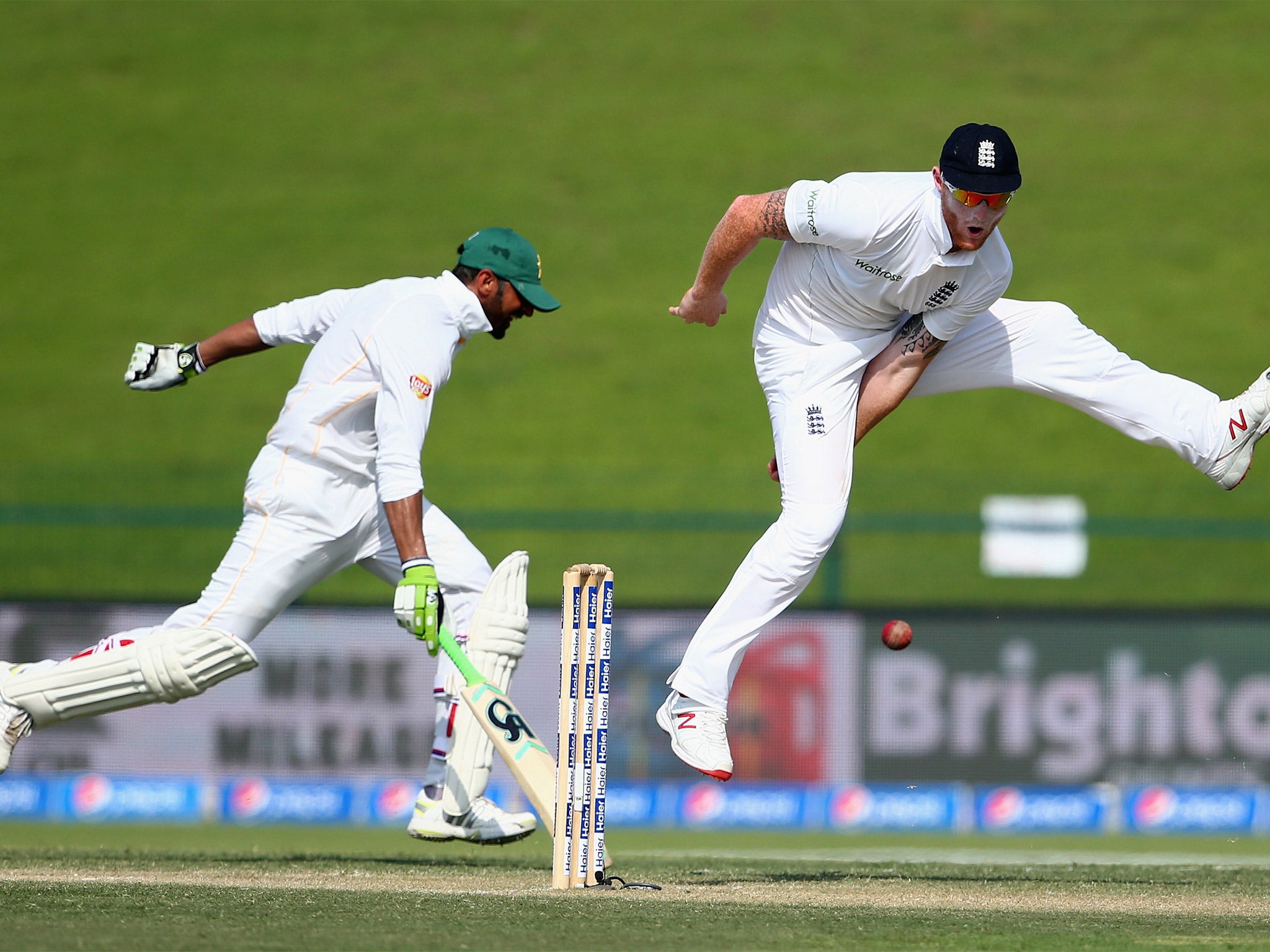 Ben Stokes tries to run out Shoaib Malik