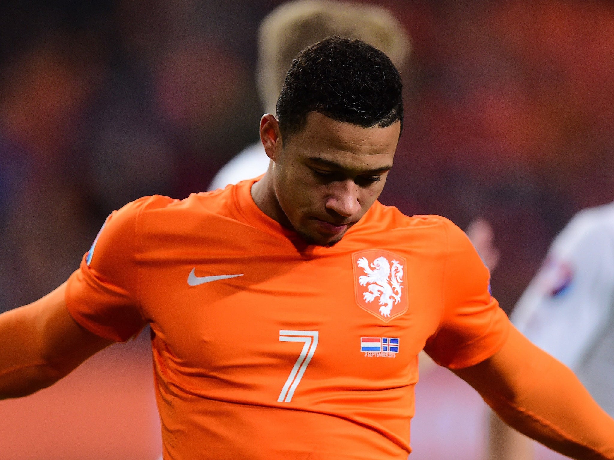 Depay in action against Czech Republic with Iceland flag on shirt