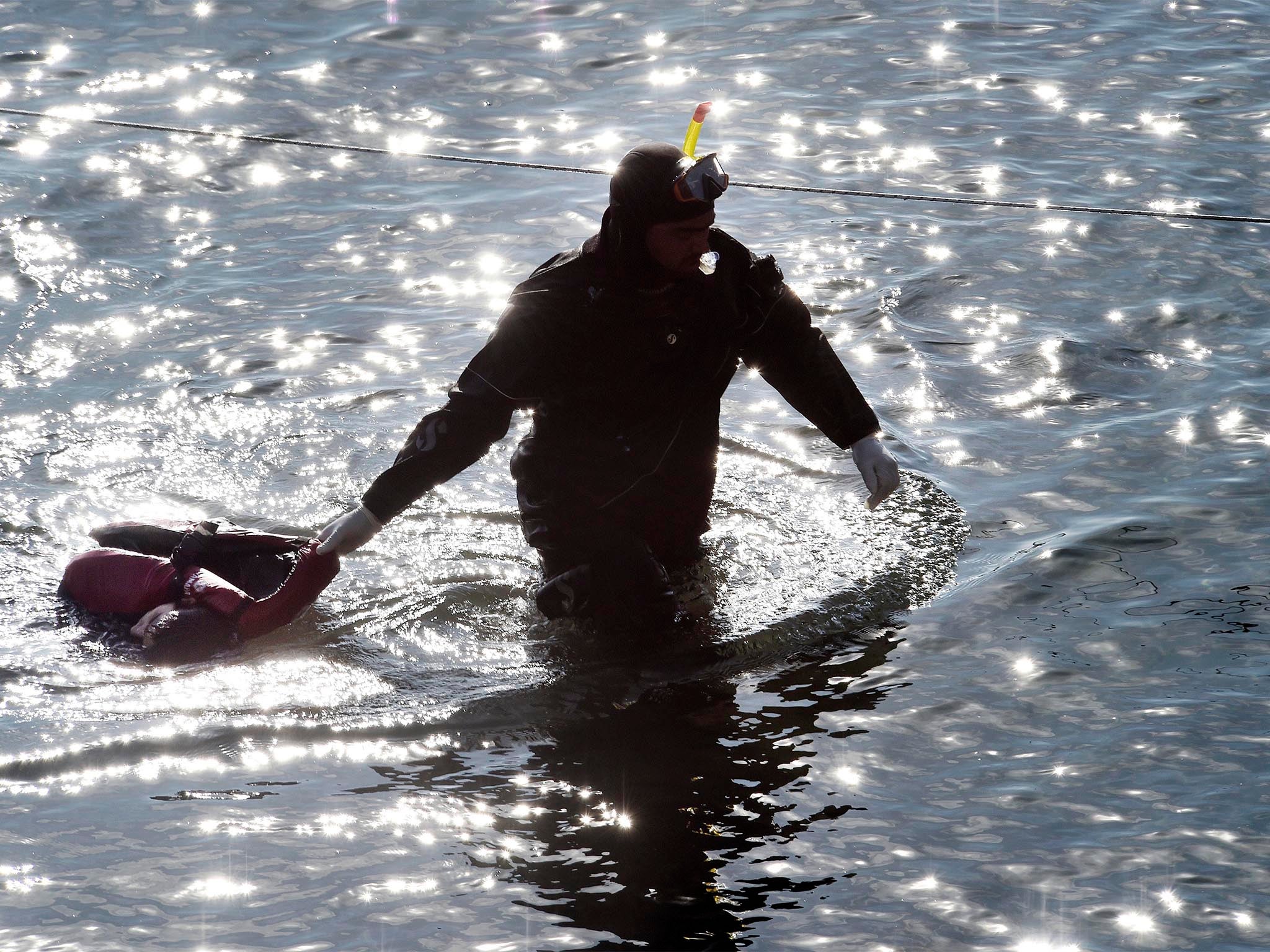 The body of a migrant who died off Lesbos is recovered Sintesi