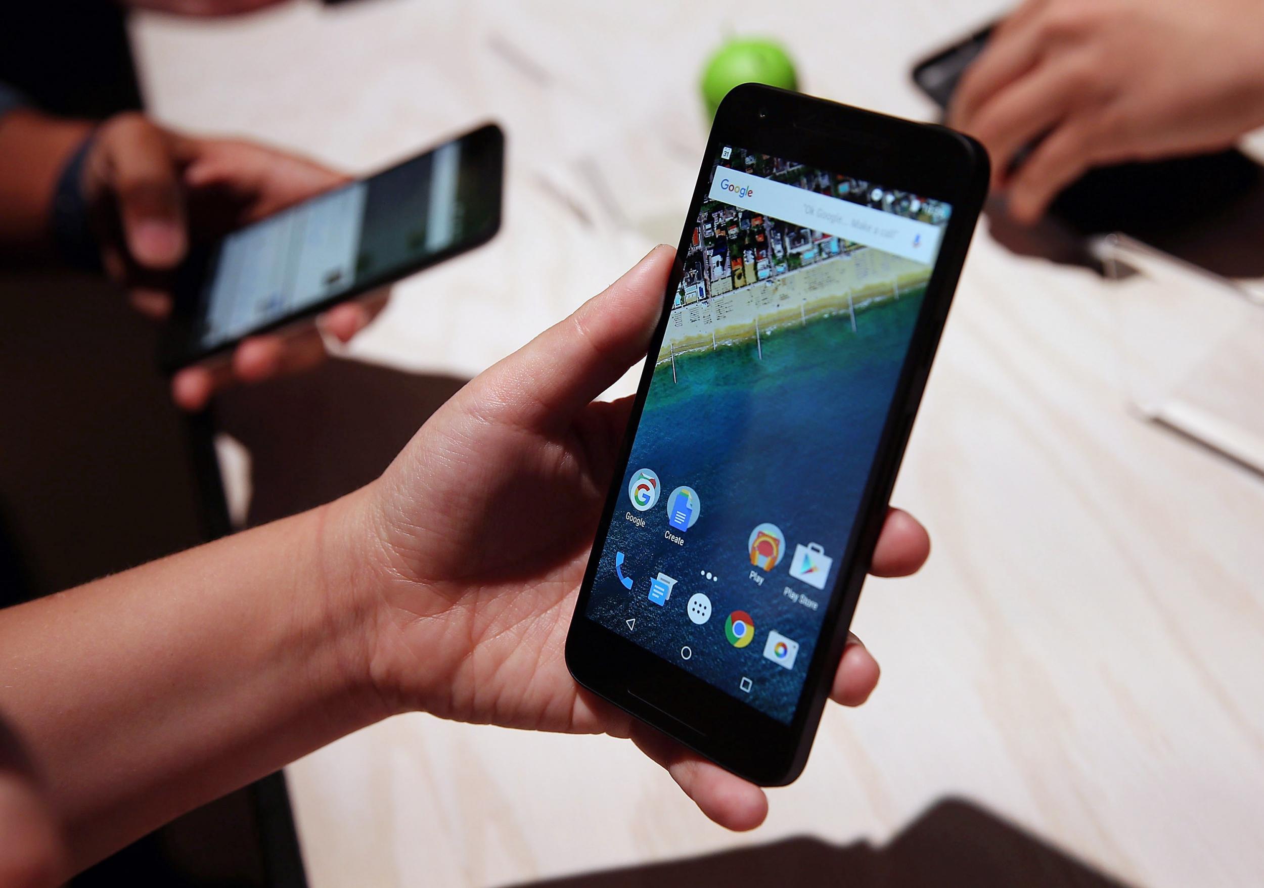 An attendee inspects the Nexus 5X during a media event on 29 September