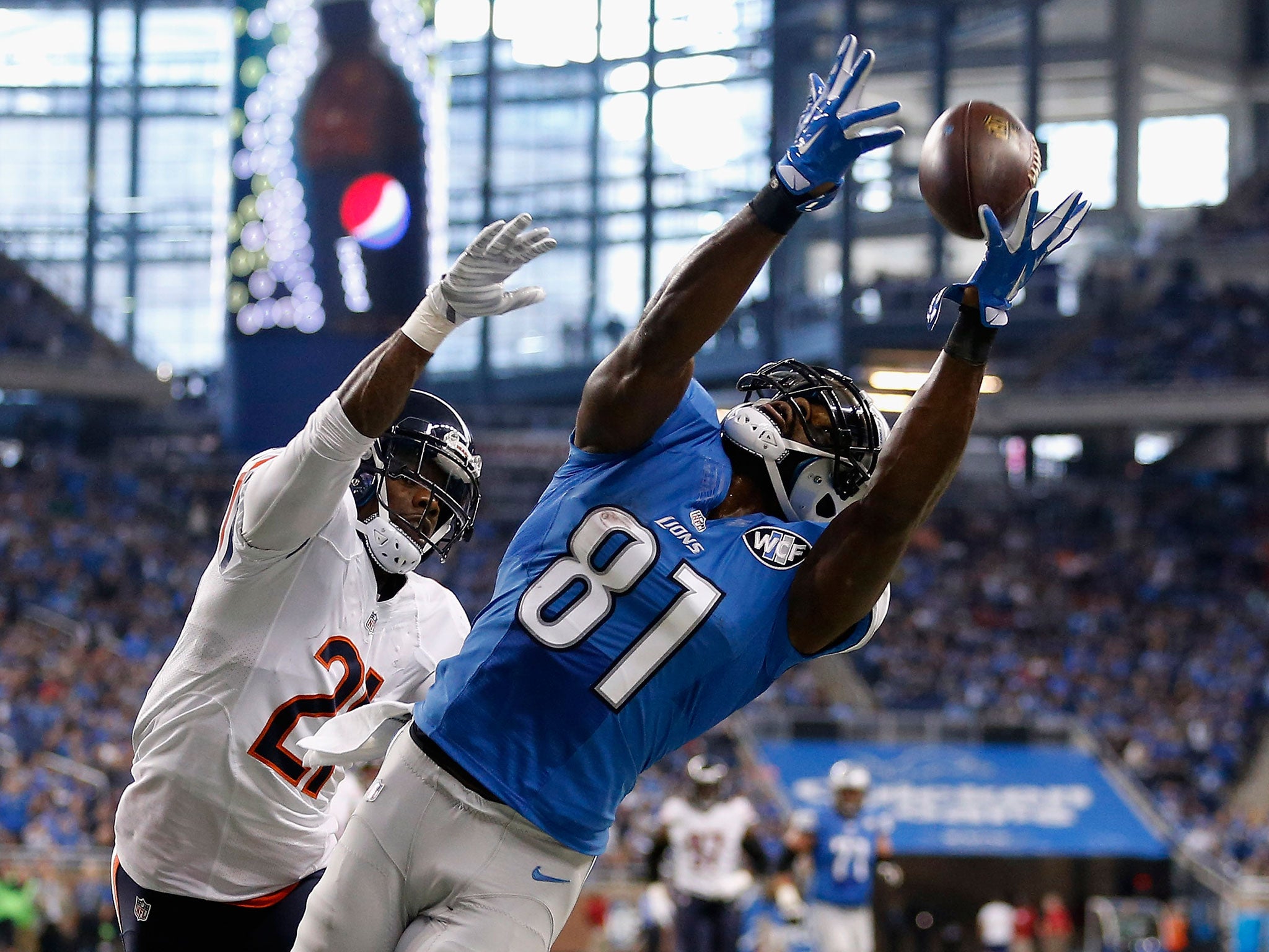 Calvin Johnson out-leaps Ryan Mundy to score for the Detroit Lions against the Chicago Bears