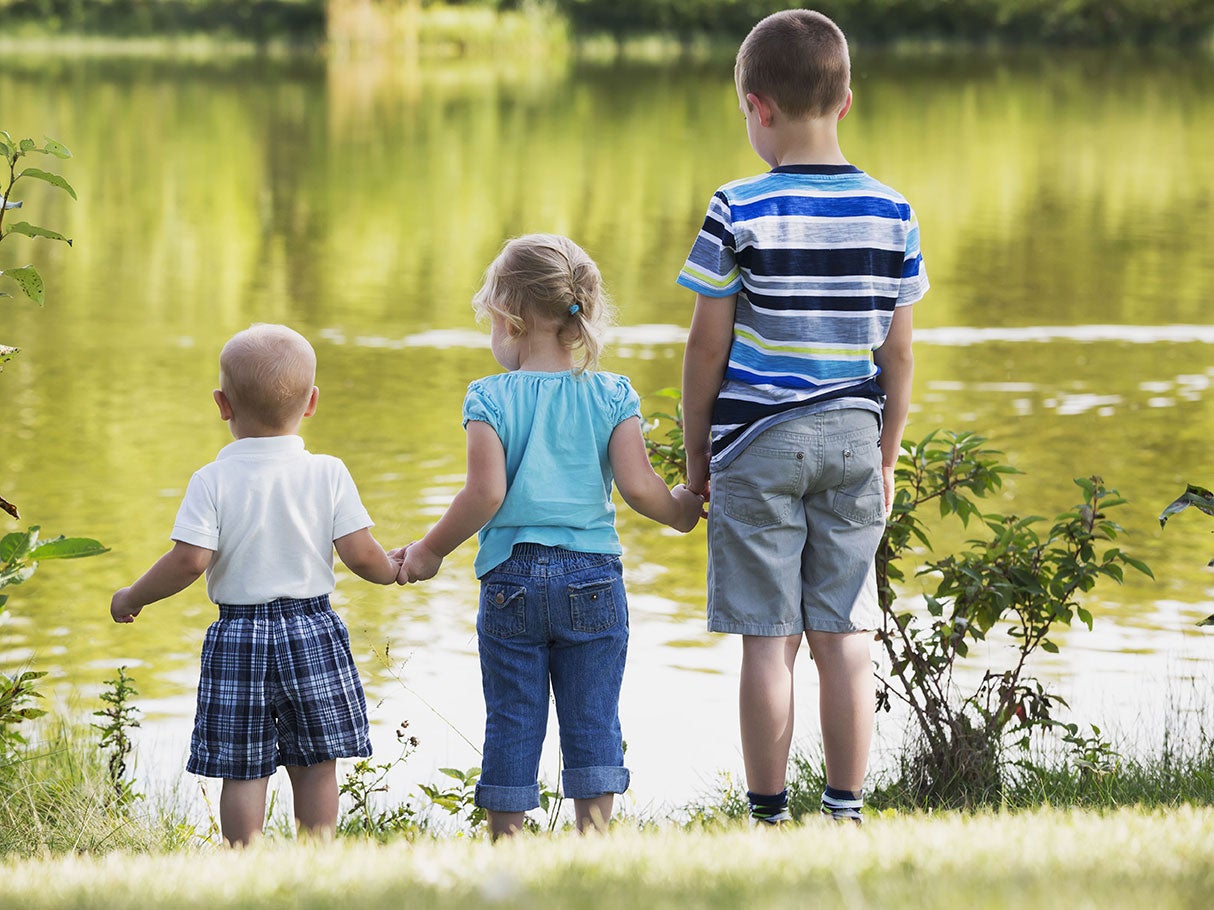 Firstborns often tutor their younger siblings, says Julia Rohrer of Leipzig University