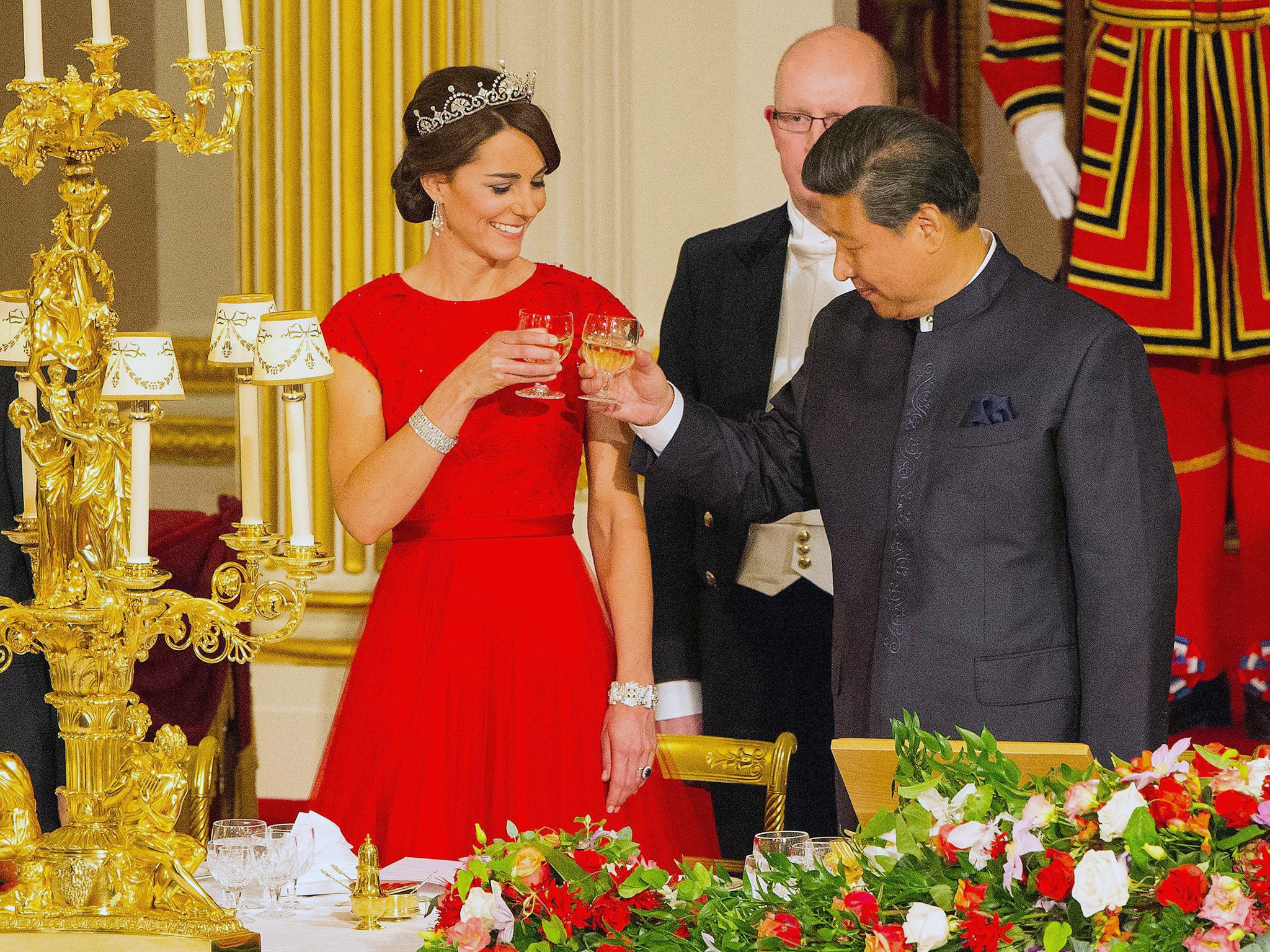 Chinese President Xi Jinping raises a glass with the Duchess of Cambridge during the State Banquet hosted by Queen Elizabeth II at Buckingham Palace in London