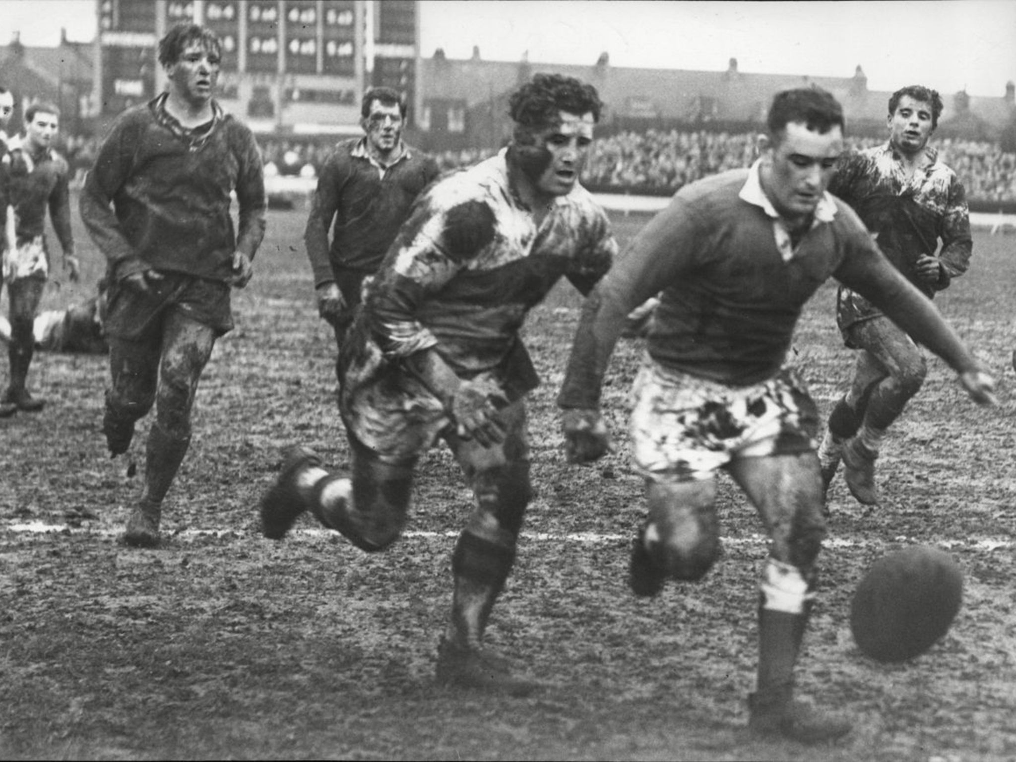 Turner, third right, in the white shirt, chases the ball for Wakefield against Hull KR