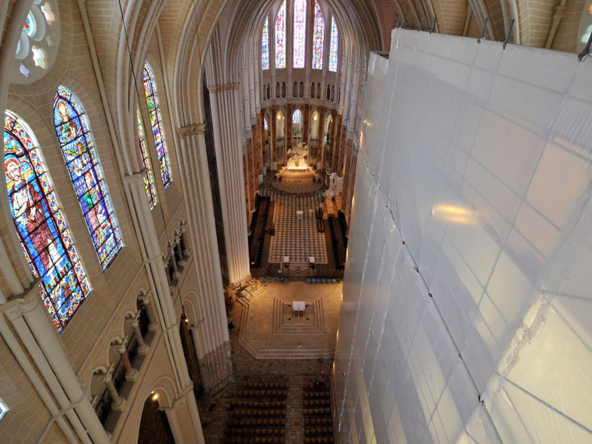 The cleaning of the entire cathedral, built between 1194-1250, should be finished in 2017 or 2018