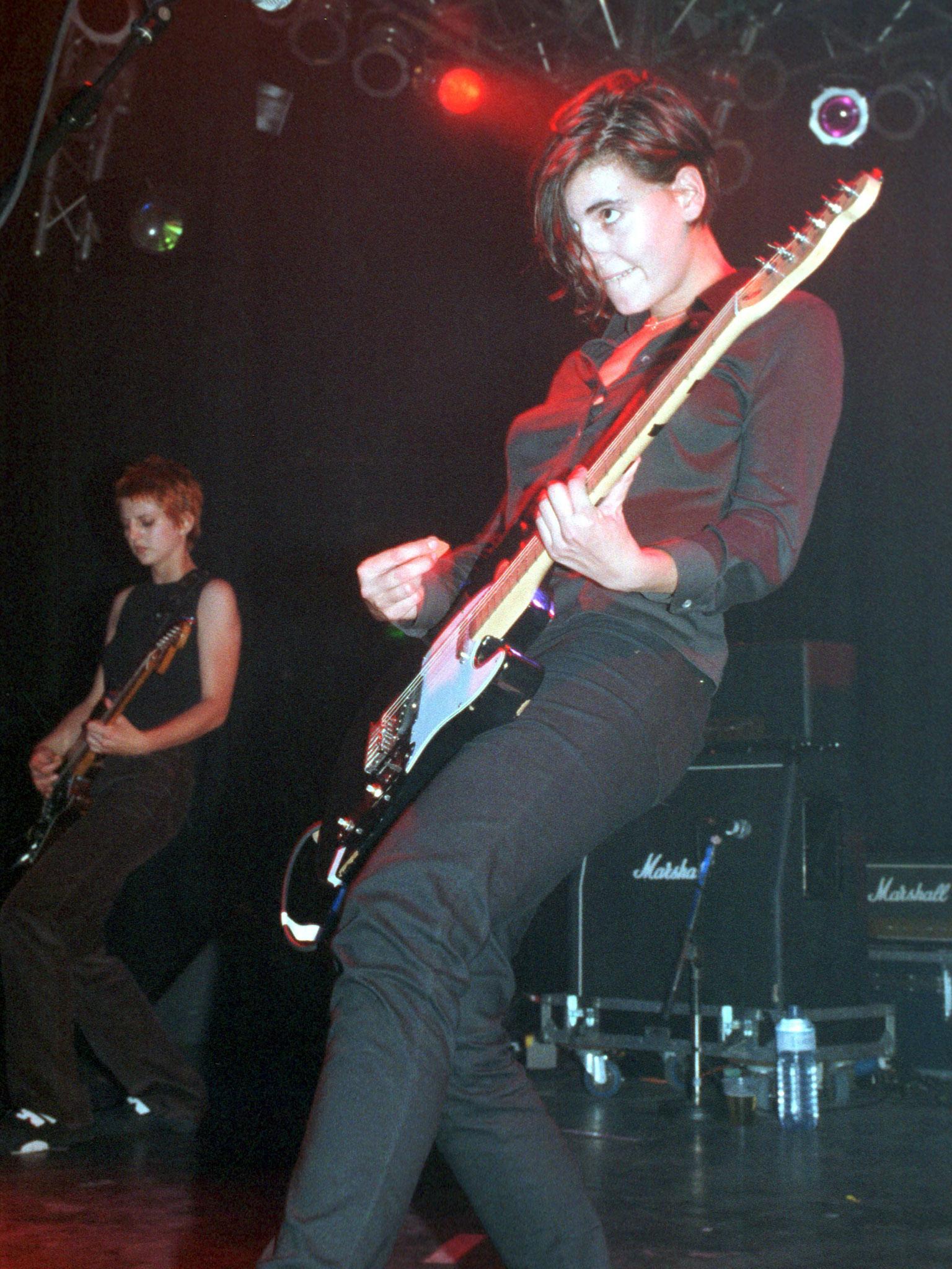 Justine Frischmann and Donna Matthews (left) of Elastica in 1995