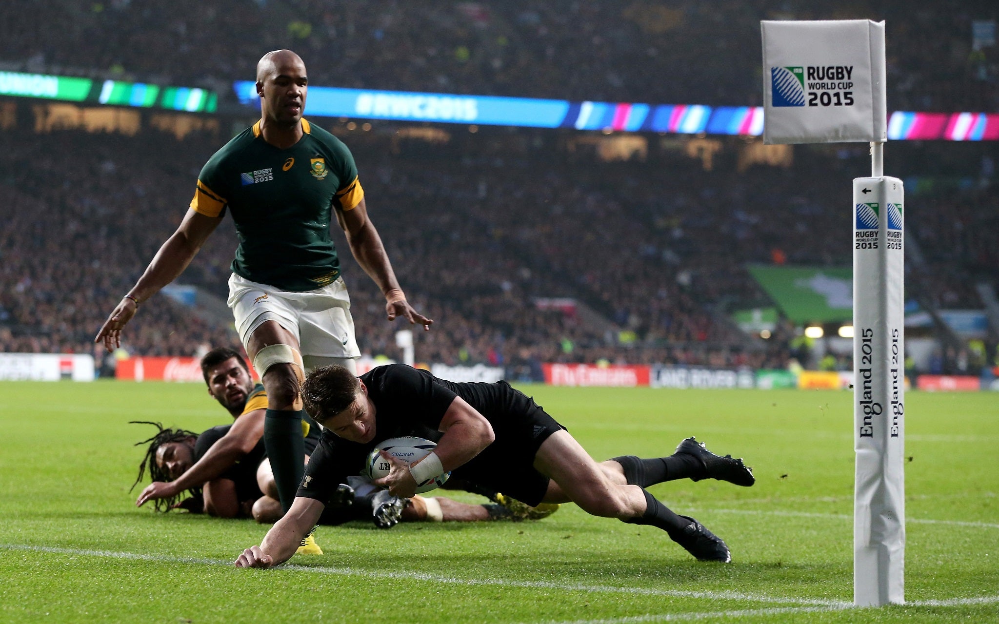 Beauden Barrett scores a try for New Zealand