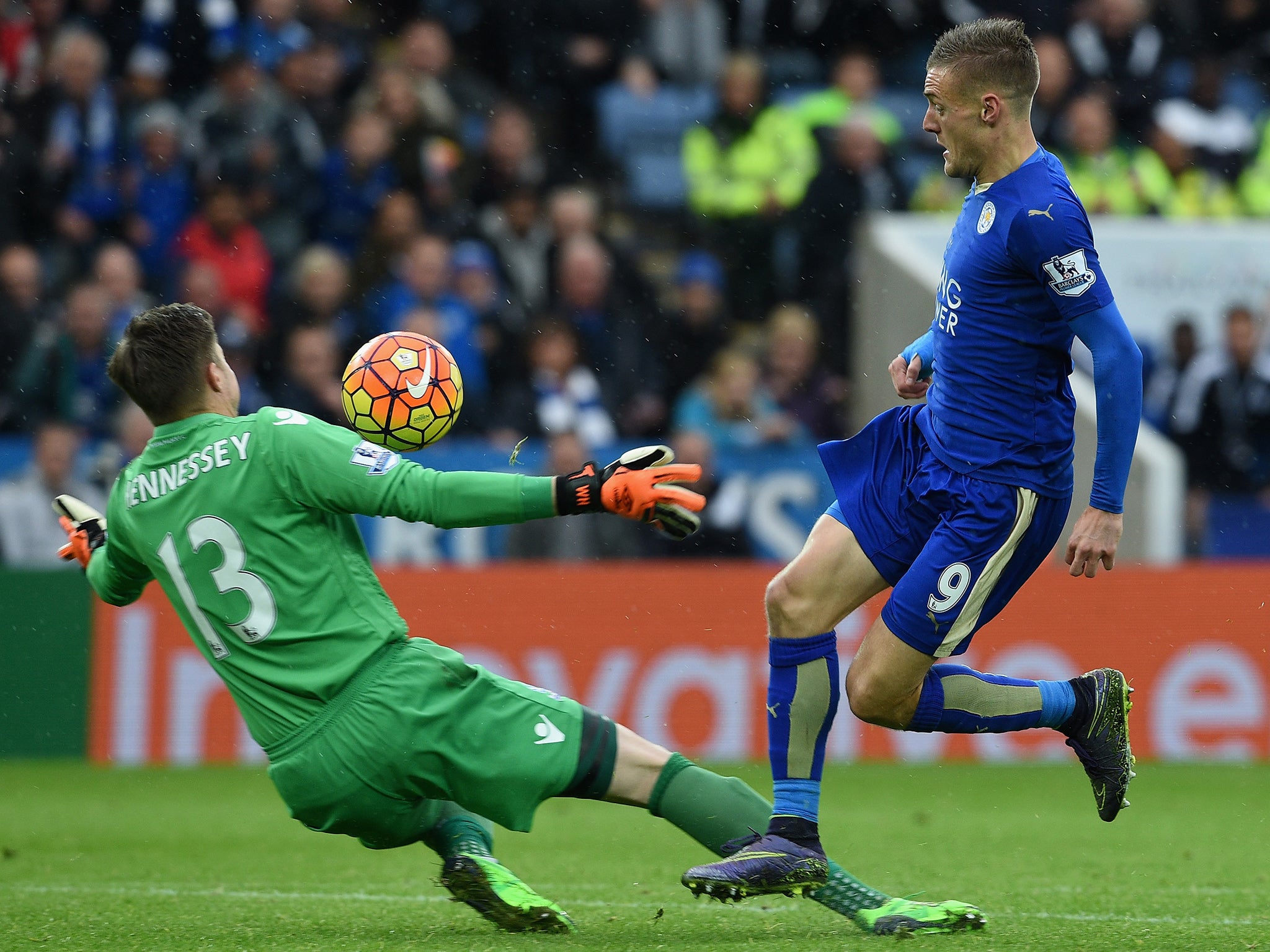 Vardy slots the ball past Crystal Palace goalkeeper Wayne Hennessey