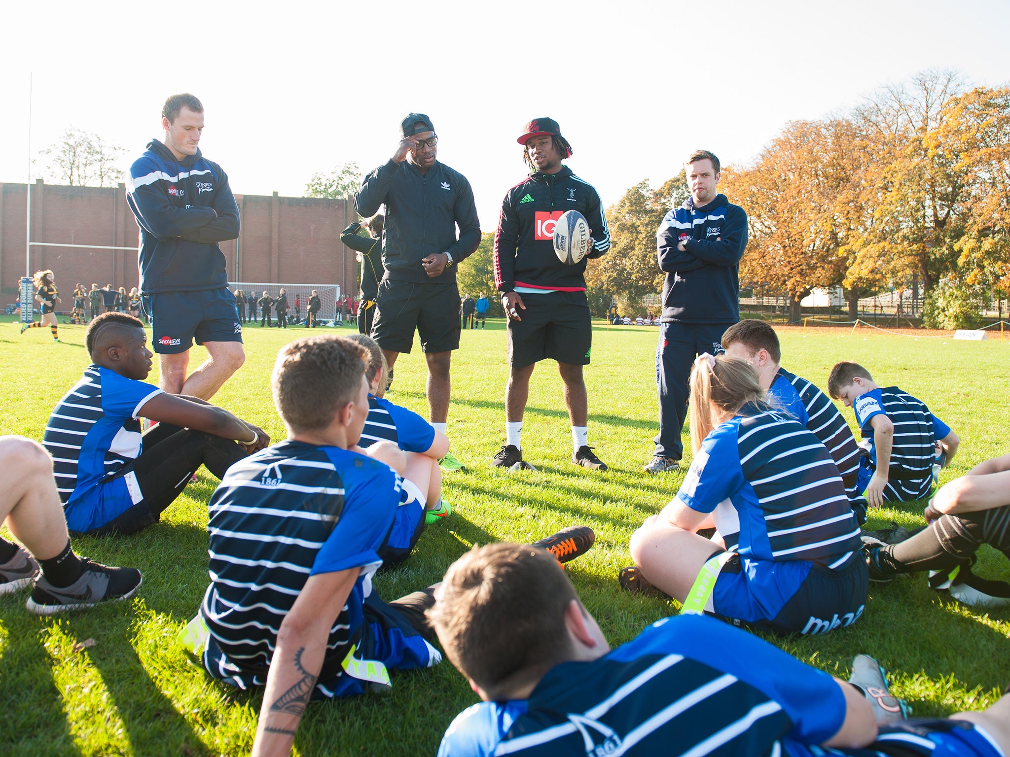 Ugo Monye and Marland Yarde talk the youngsters through the phases of play during a Premiership Urban Rugby Squad initiative