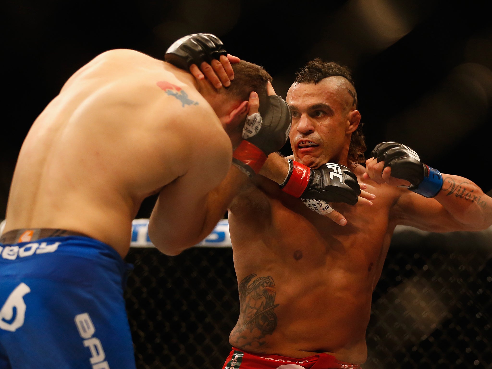 Vitor Belfort hits Christian Peters