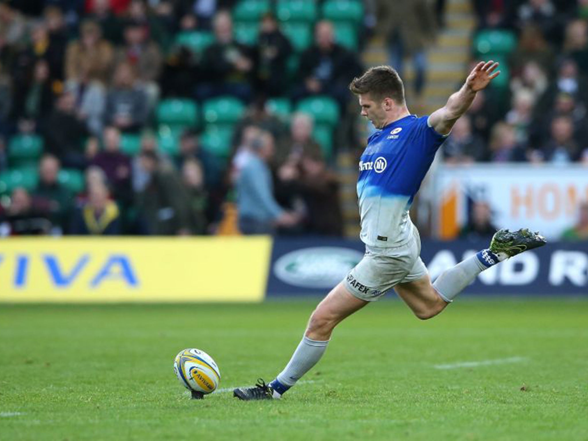 Owen Farrell lands one of four penalties to keep Saracens top of the league