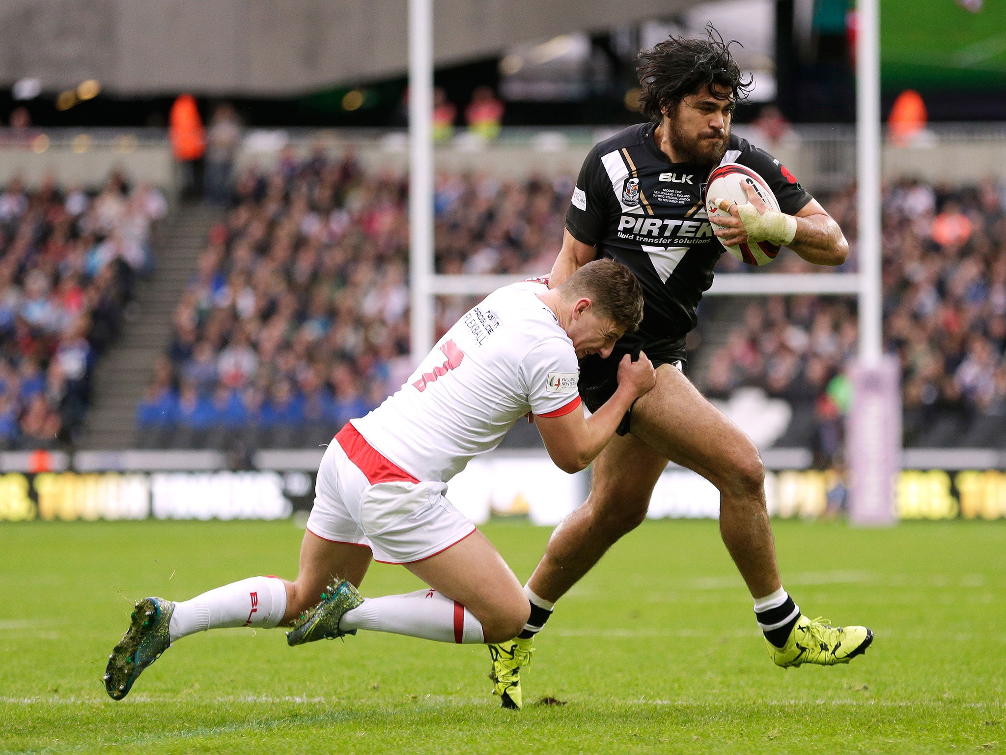 George Williams tries to haul down Tohu Harris