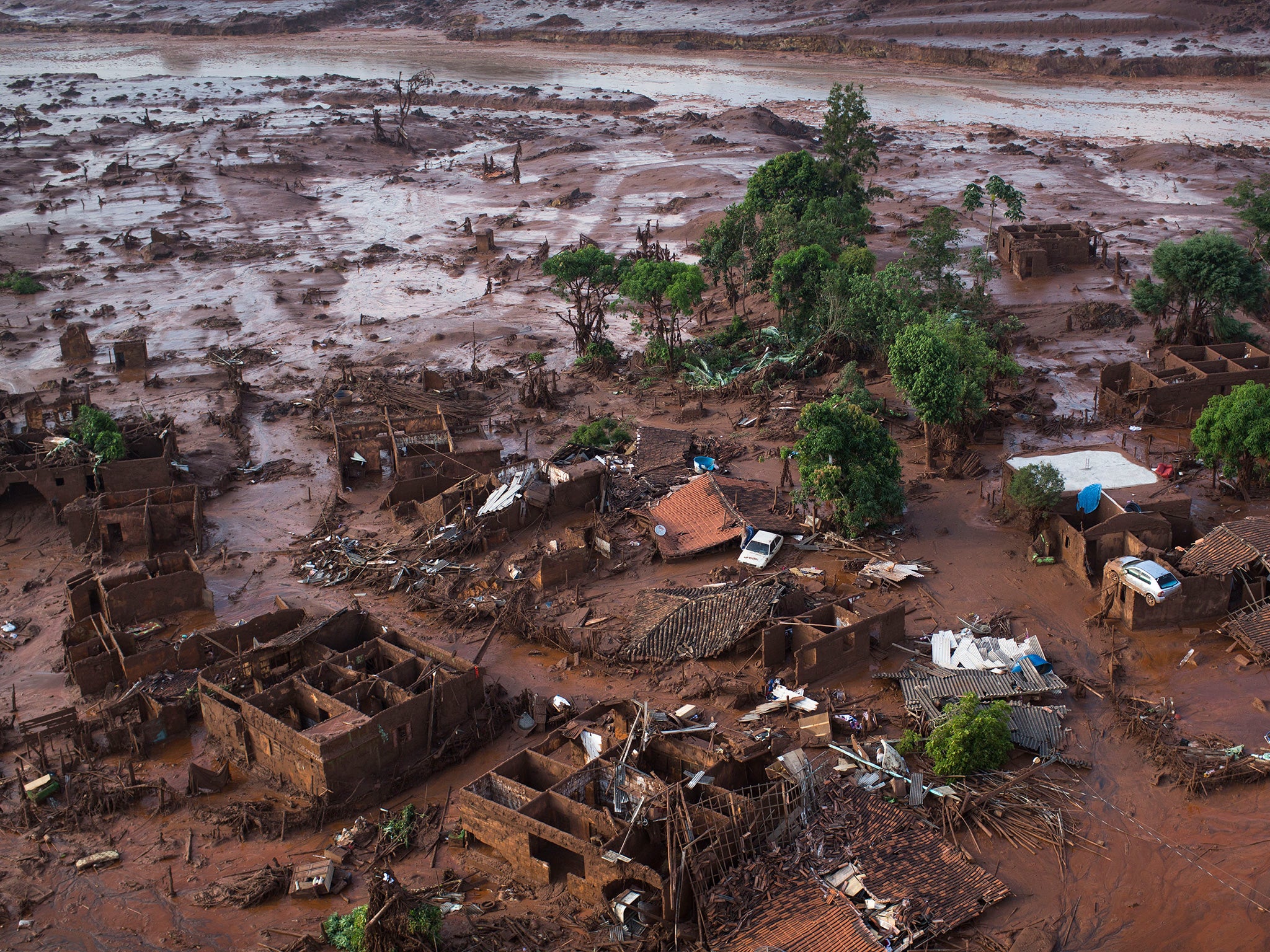 The effect of the mud flow on the village of Bento Rodrigues