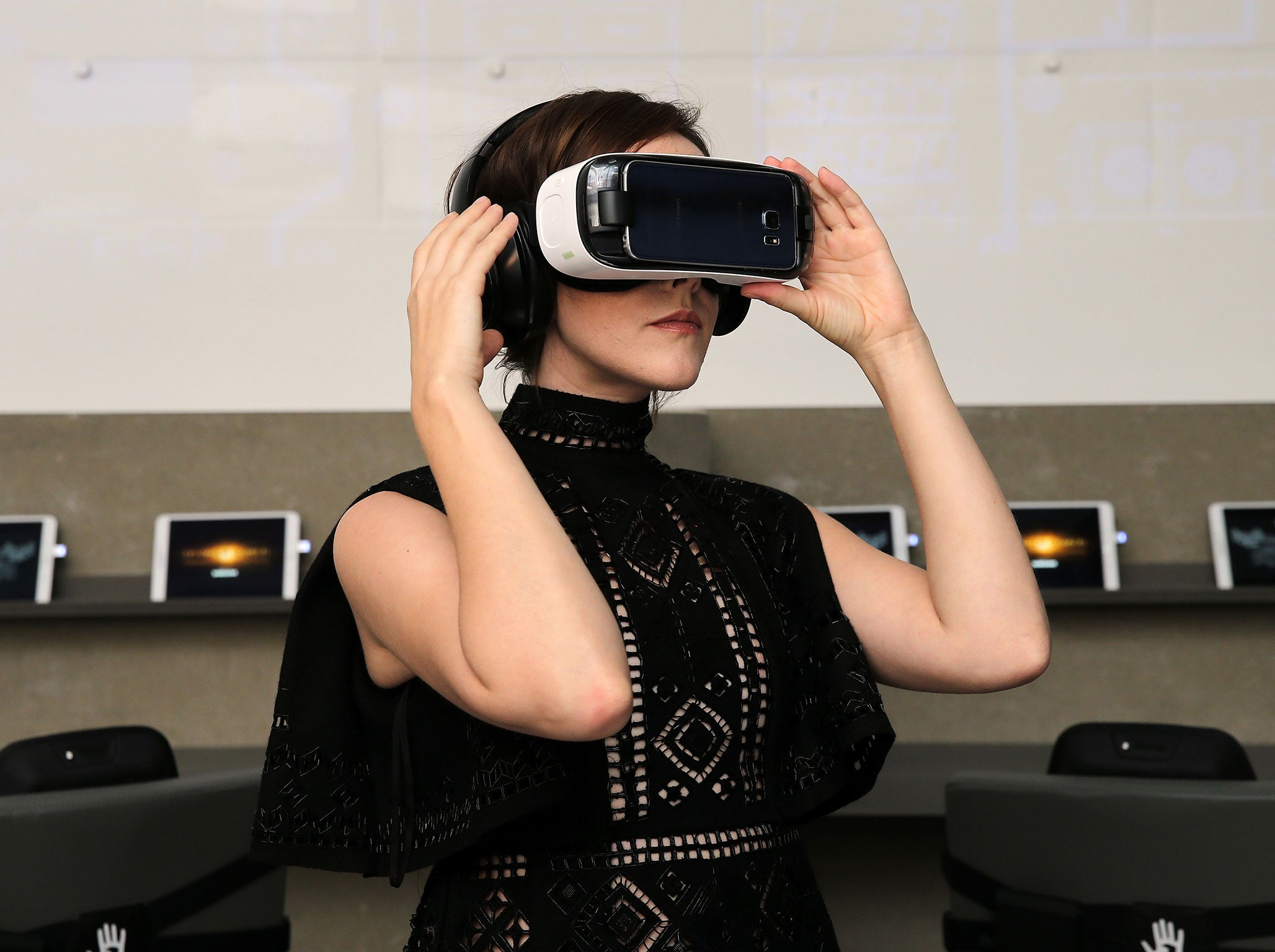 Jena Malone checks out 360-degree digital content using the Samsung Gear VR