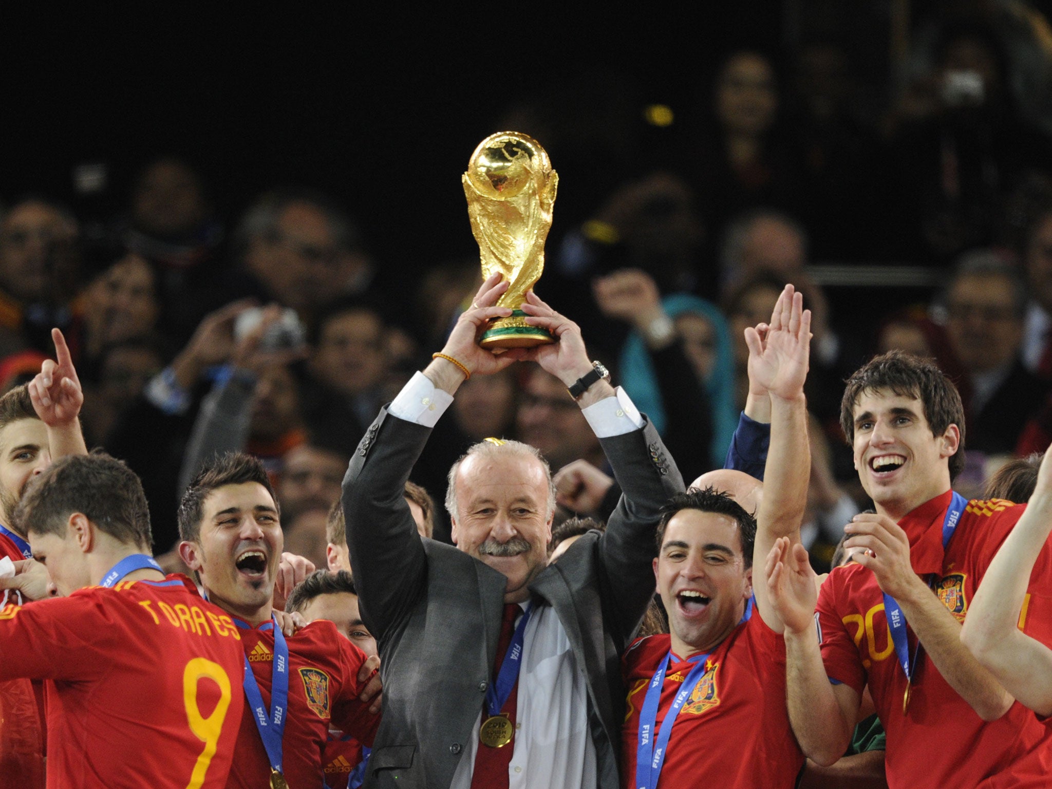 Vicente del Bosque with the World Cup trophy in 2010