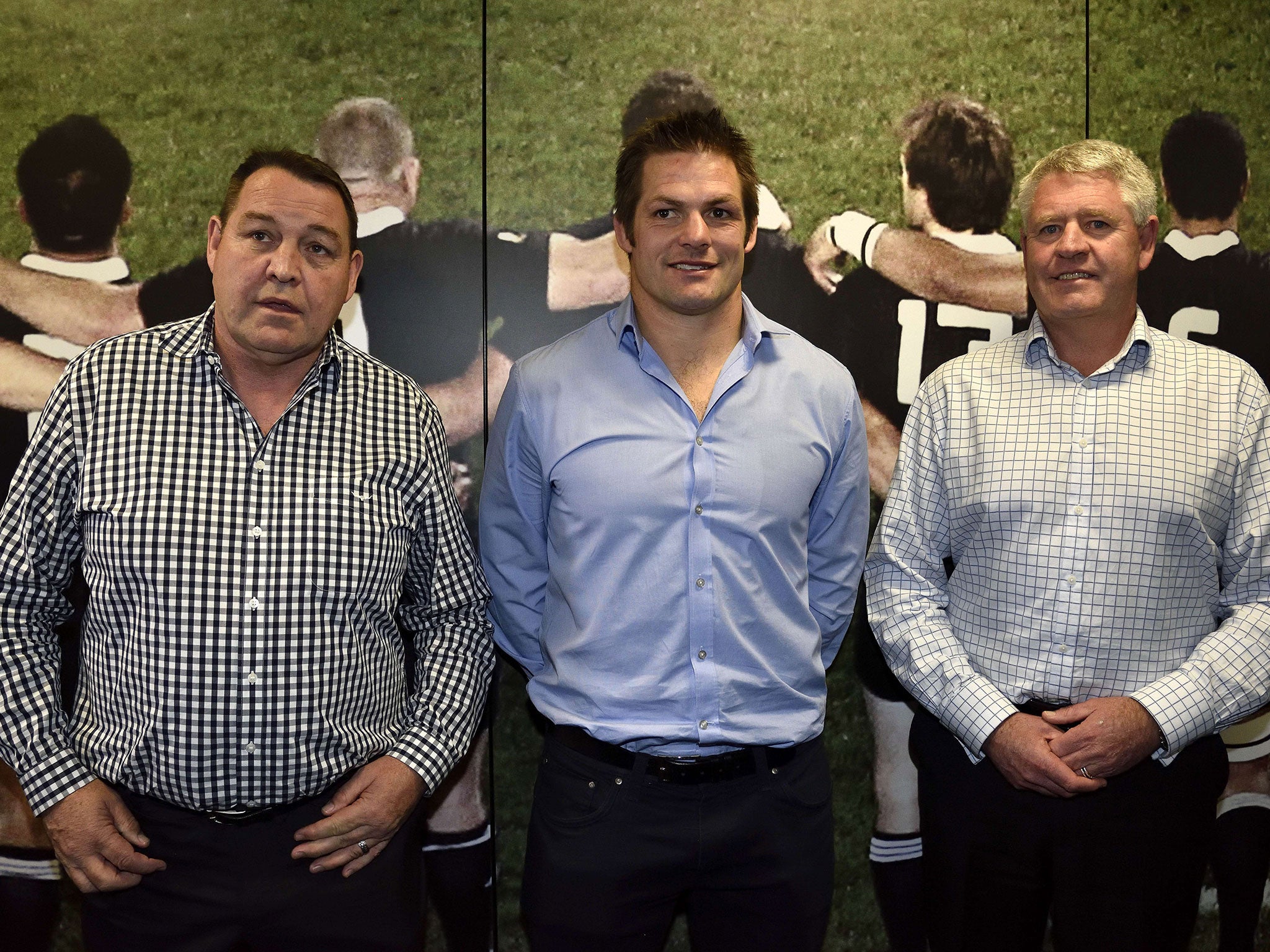 Richie McCaw (C) alongside New Zealand head coach Steve Hansen and NZRU chief executive Steve Tew