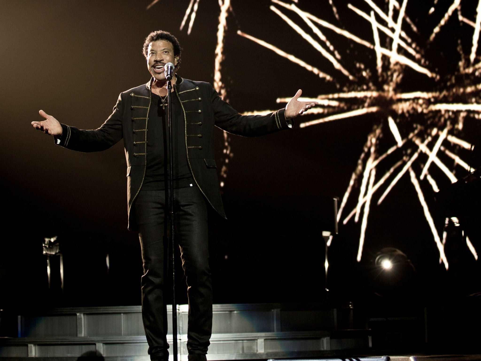 Lionel Richie will be getting everyone 'Dancing on the Ceiling' next summer