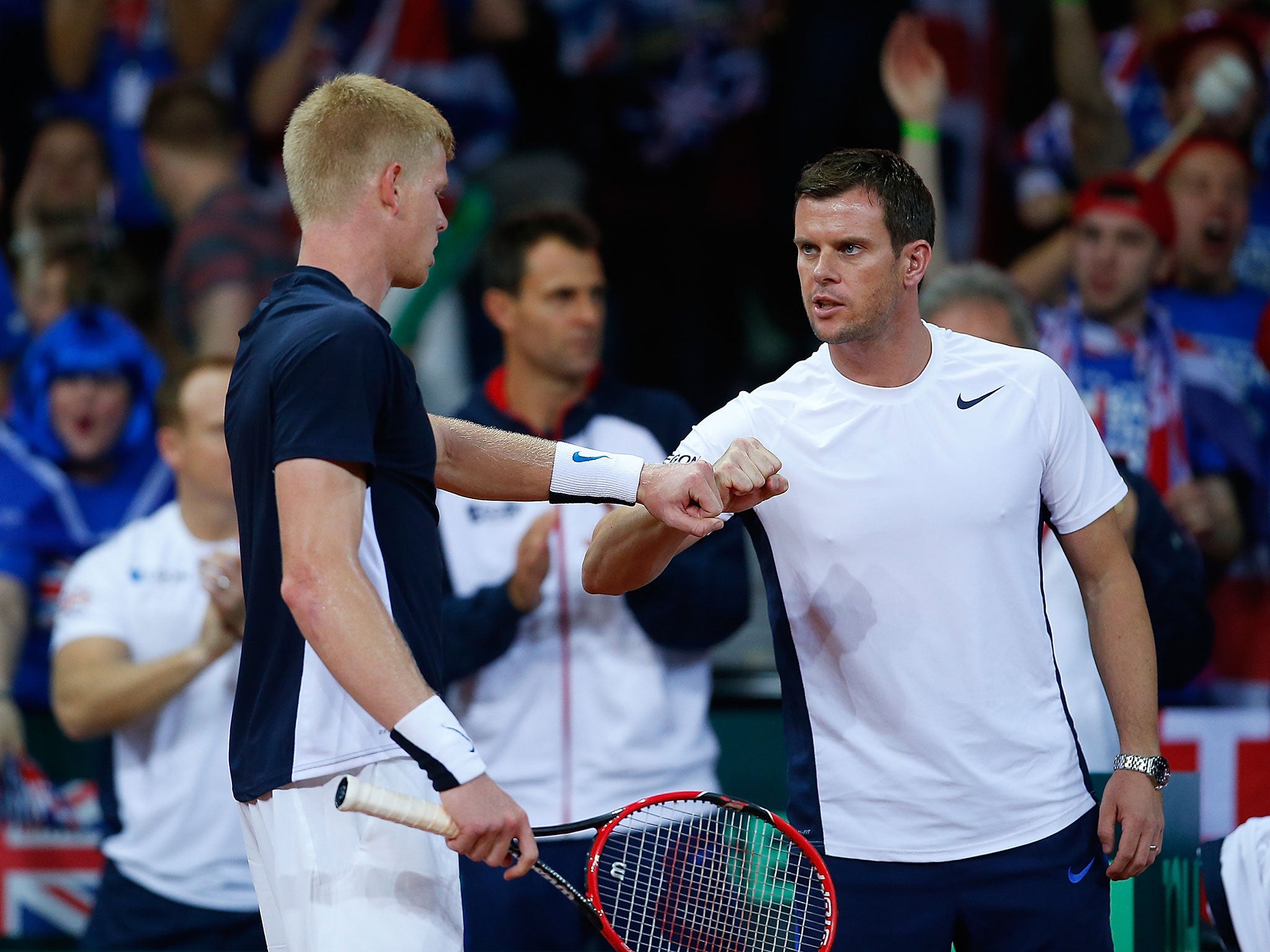 Kyle Edmund is congratulated by Great Britain captain Leon Smith