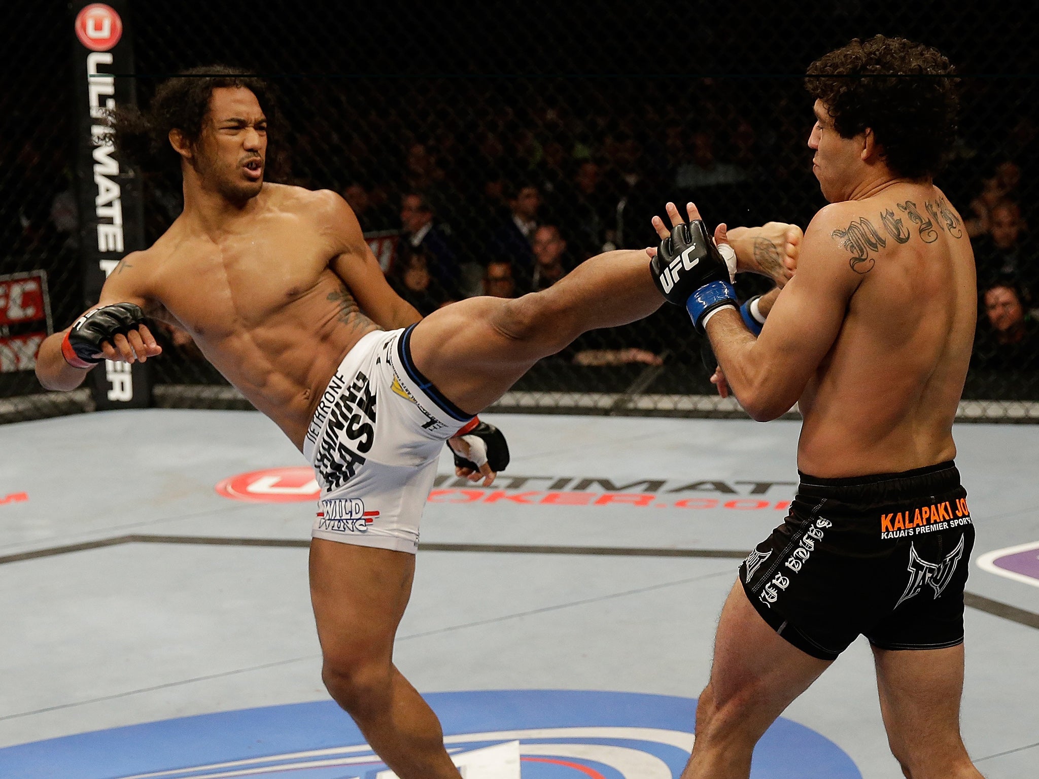 Benson Henderson kicks Gilbert Melendez