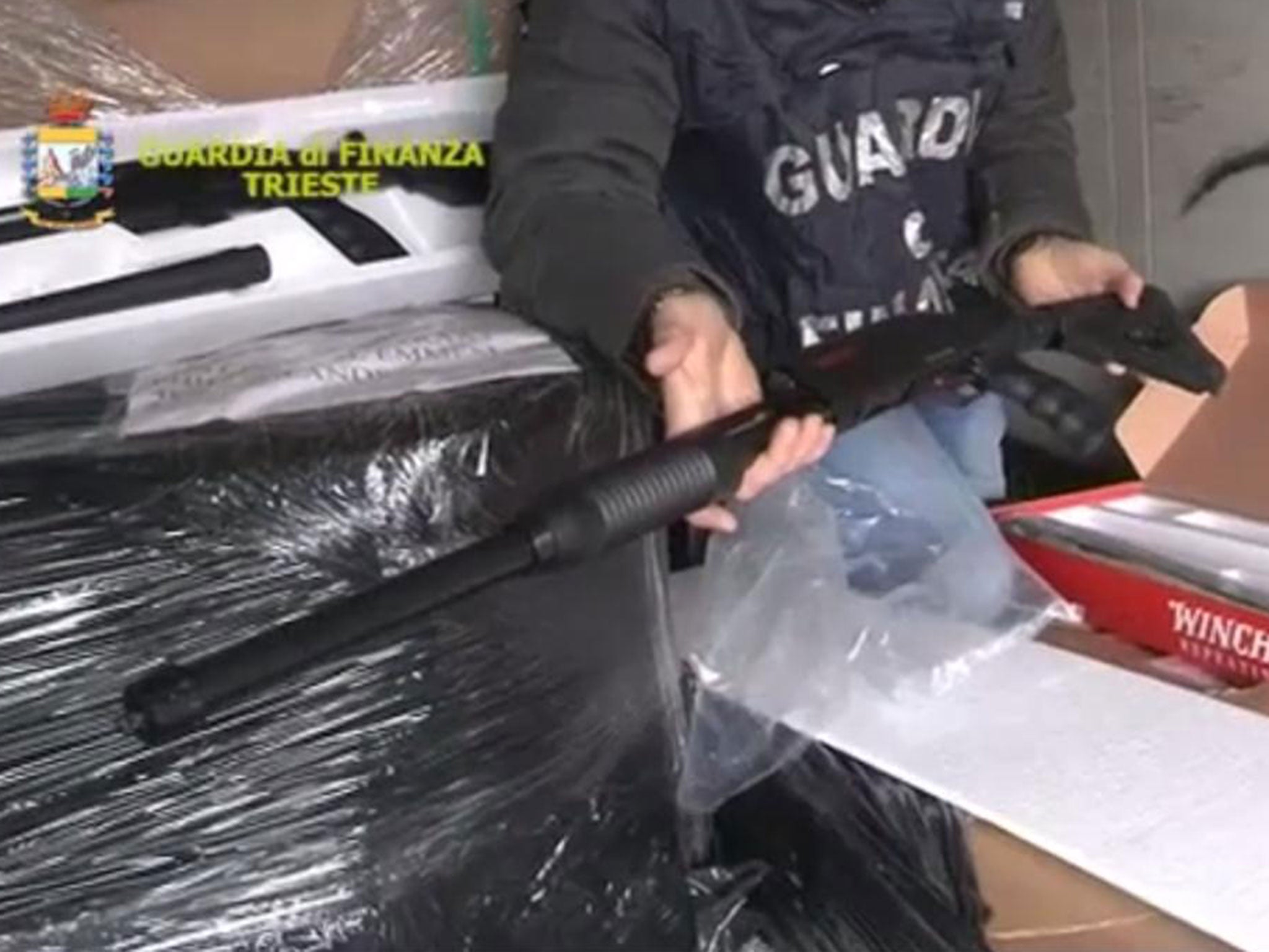 &#13;
The Guardia di Finanza in Trieste found almost 800 Winchester shotguns in the back of a lorry&#13;