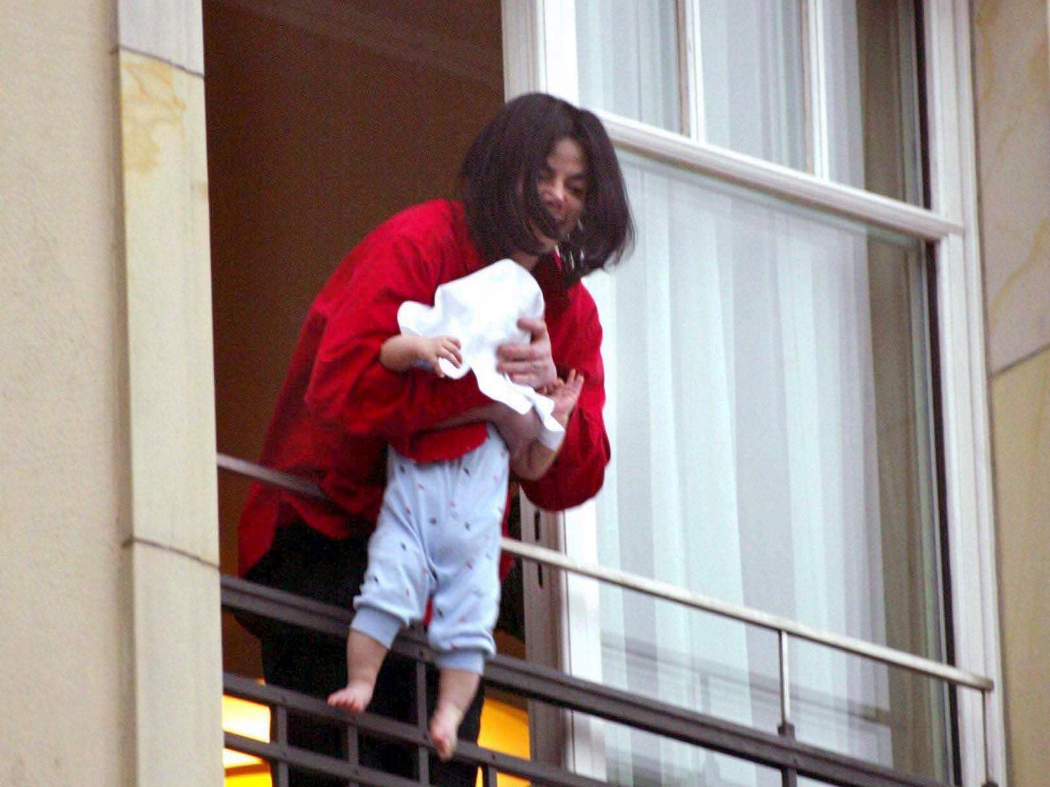 Michael Jackson dangles his son Prince Michael II