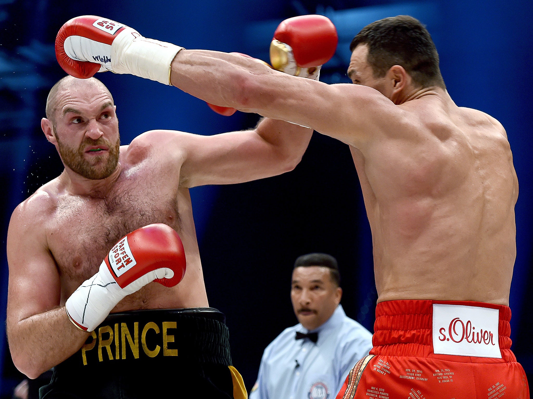 Tyson Fury catches Wladimir Klitschko with a left