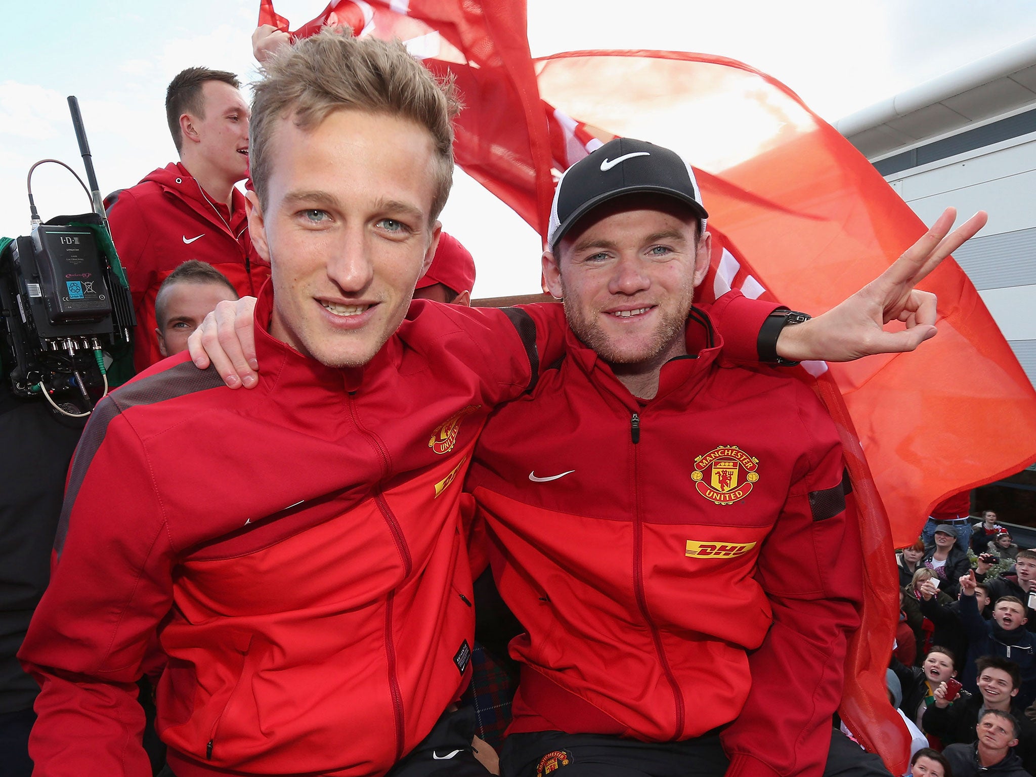 Anders Lindegaard and Wayne Rooney celebrate Manchester United's Premier League title win in 2013