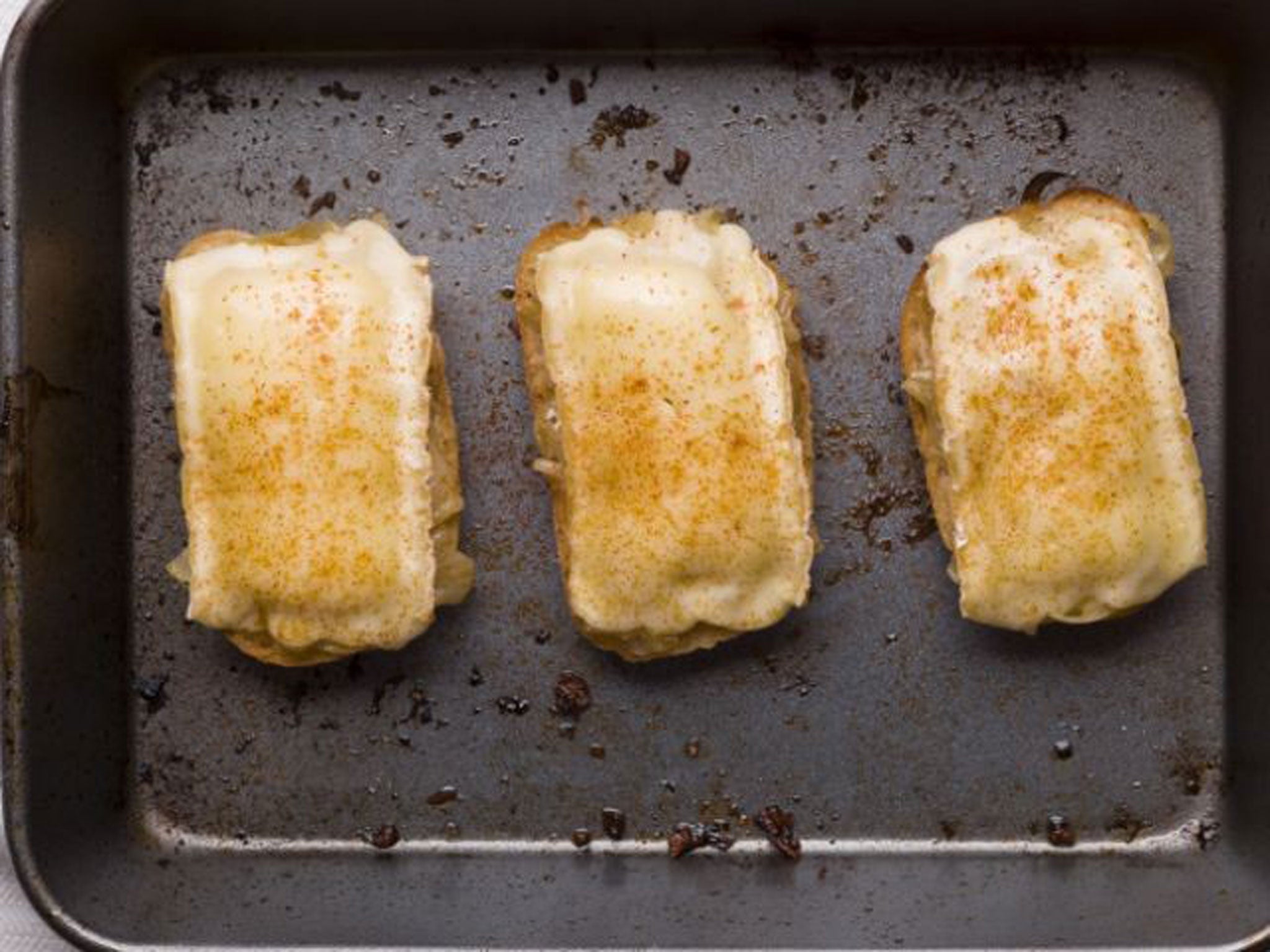 Smoked cheese on toast with cider onions