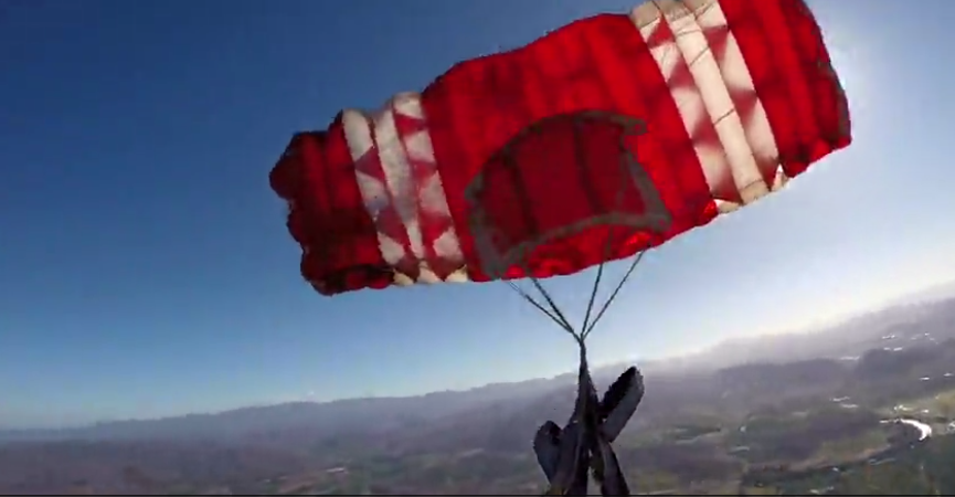 The moment Oliver Nöthen's parachute becomes tangled
