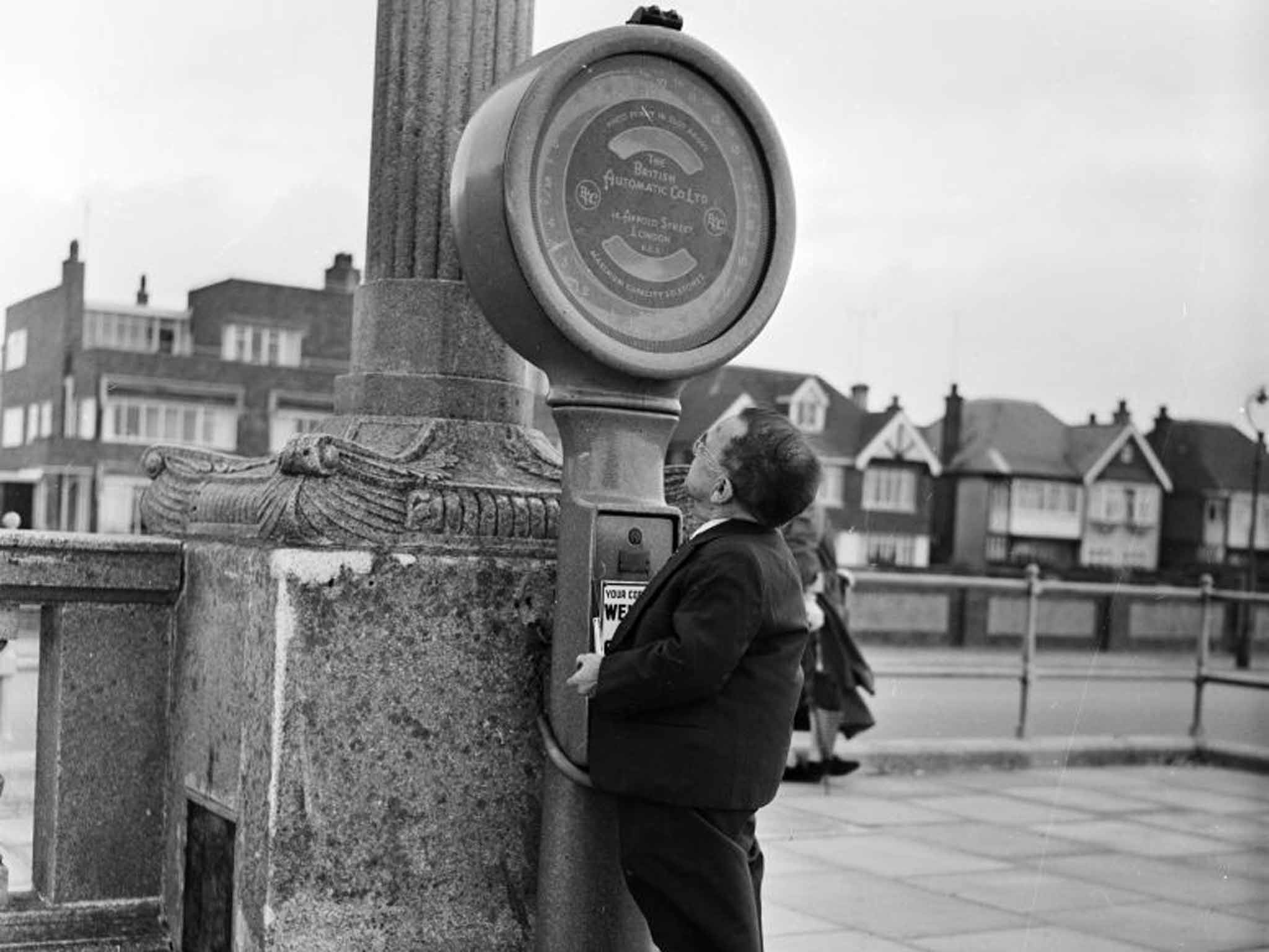 Coin-operated scales