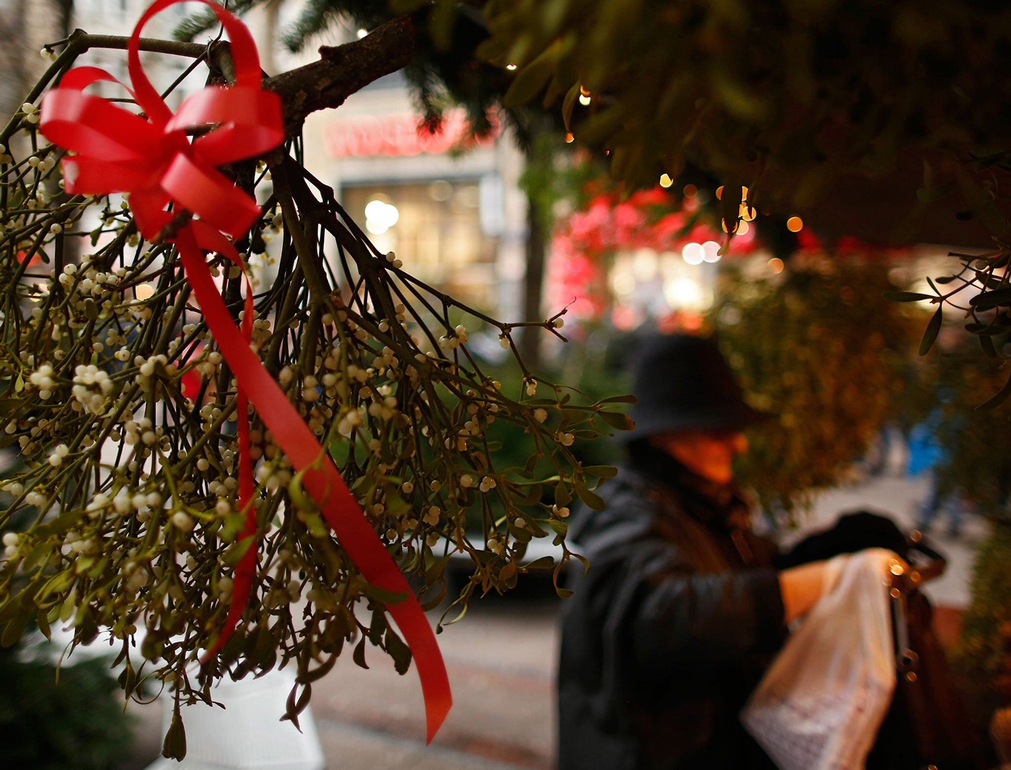 Mistletoe at a Christmas market in Hamburh, Germany - Philipp Guelland / Stringer