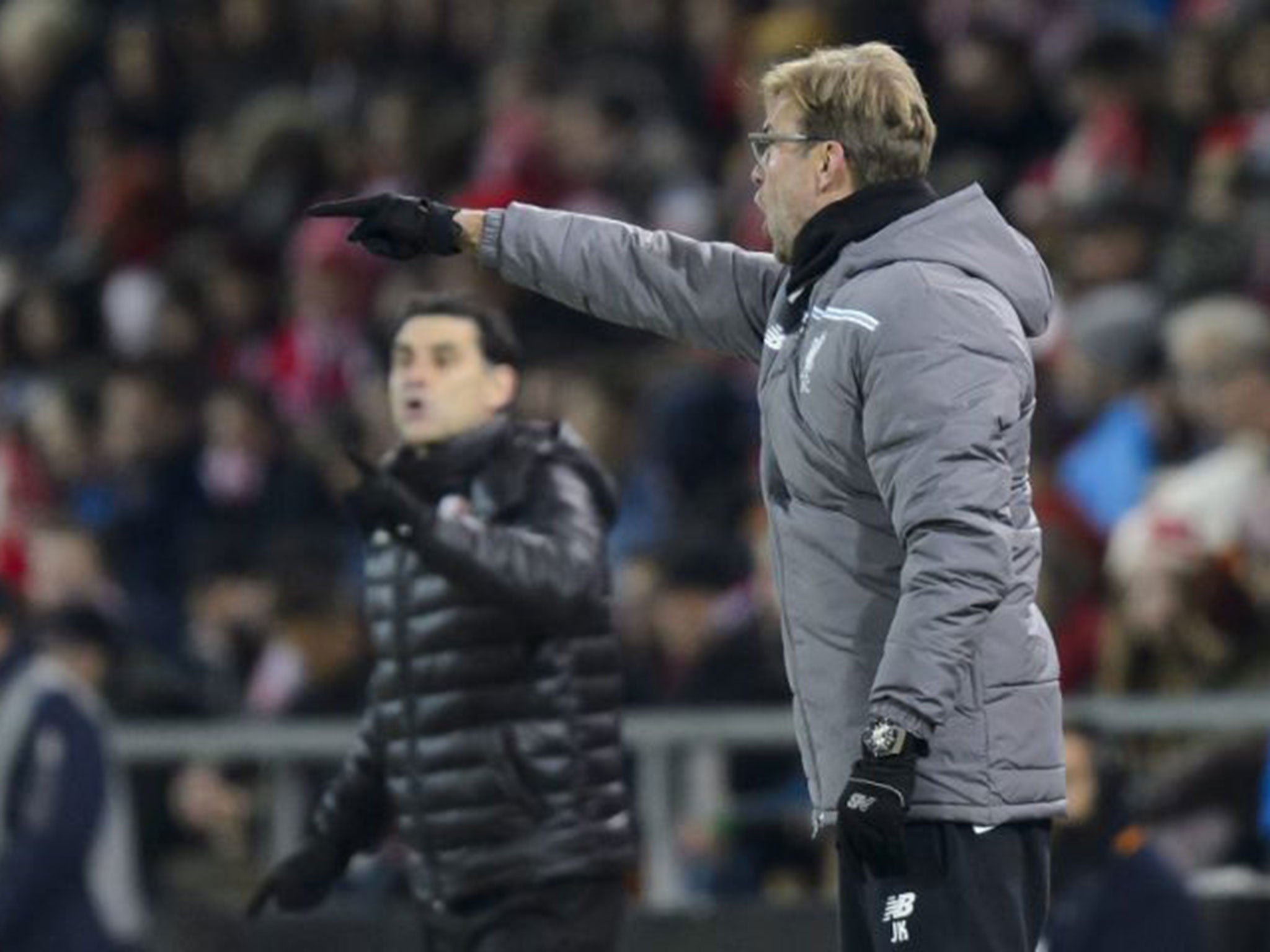 Liverpool manager Jürgen Klopp gives instructions from the touchline