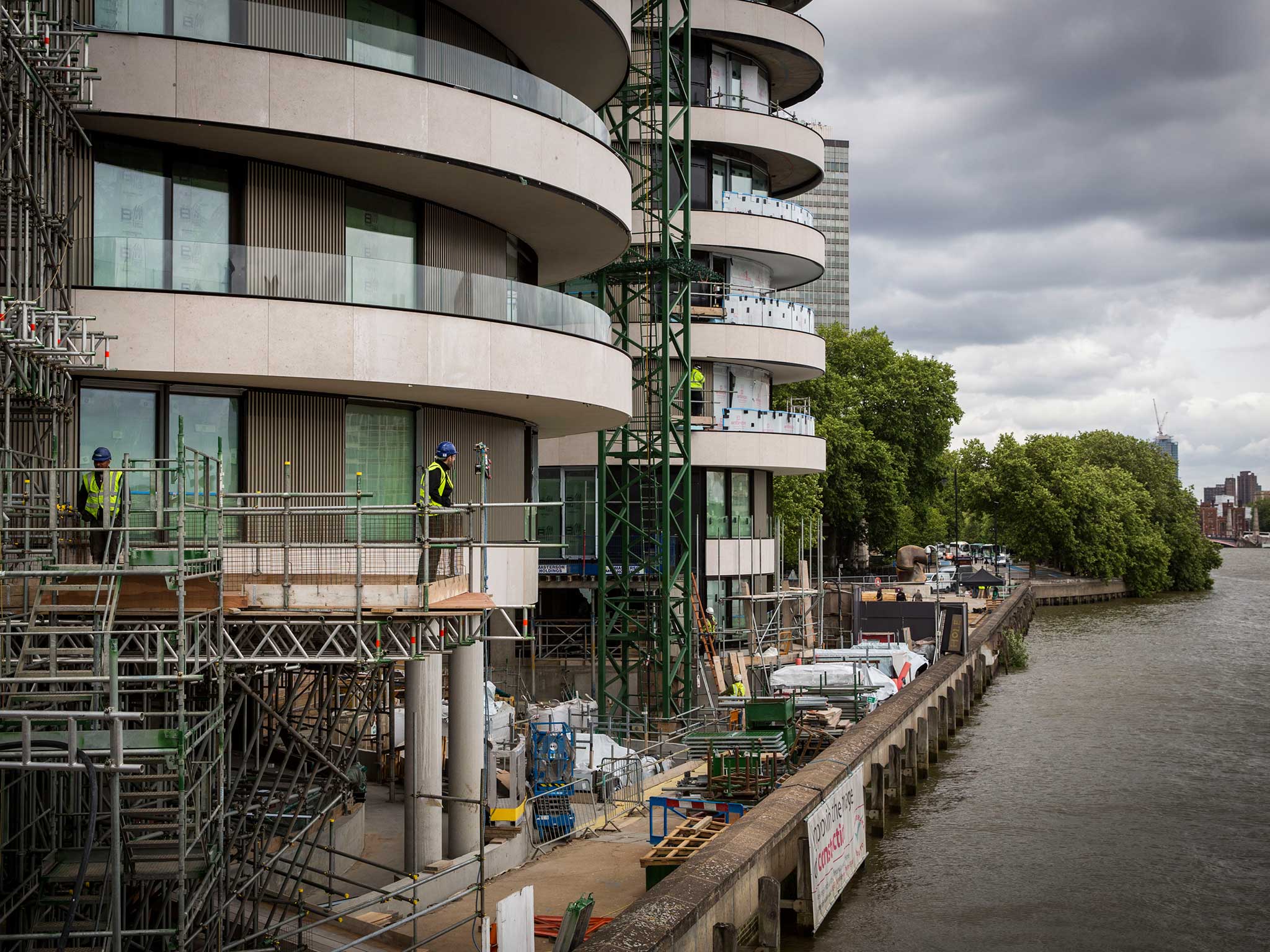 London’s Riverwalk, a 116-luxury apartment building, is under construction by Vauxhall Bridge