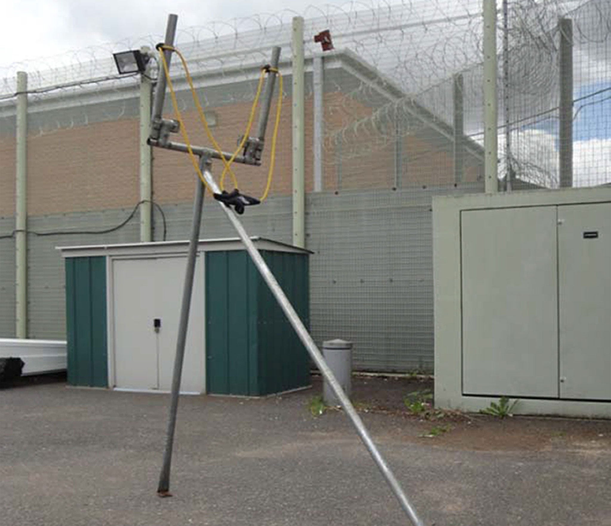 A catapult used to send contraband into a prison