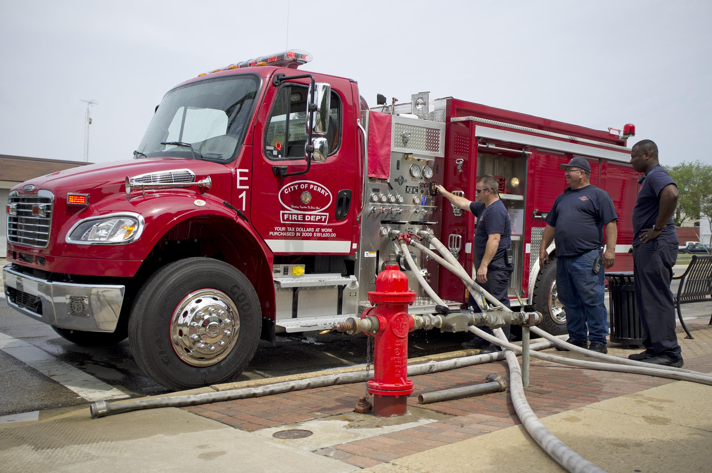 More than one thousand firefighters are suing an Illinois-based siren company on claims that it impaired their health.