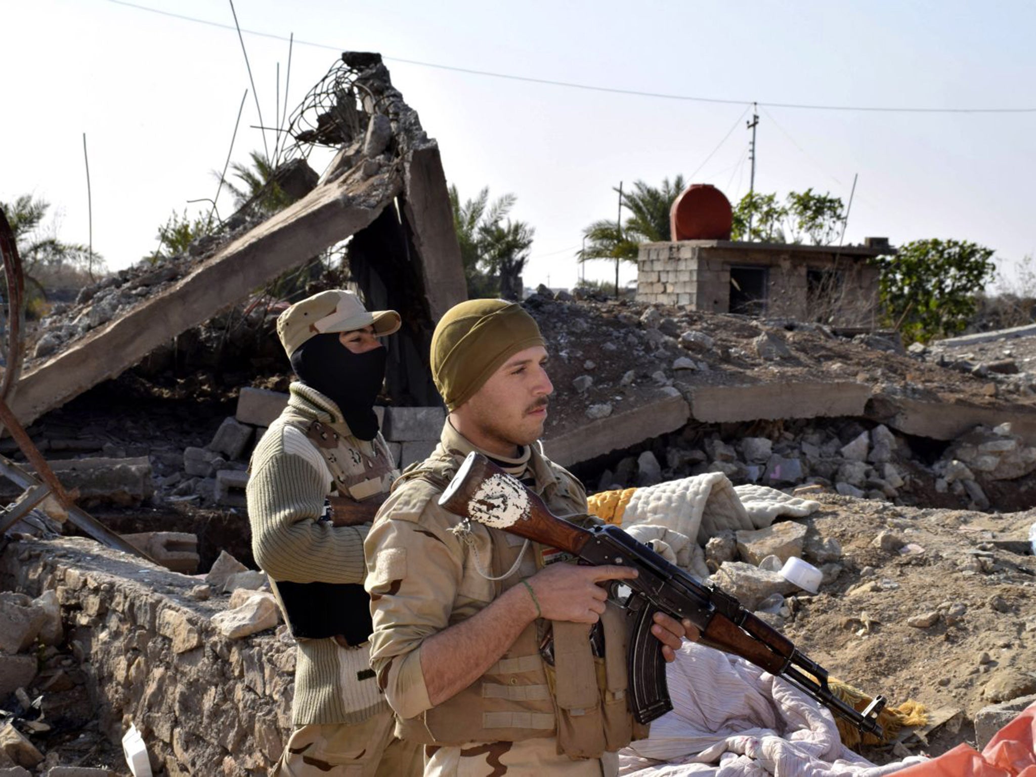 Iraqi soldiers advance their position in northern Ramadi