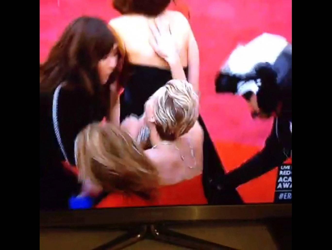 Lawrence pulling Laura down at the 2014 Academy Awards