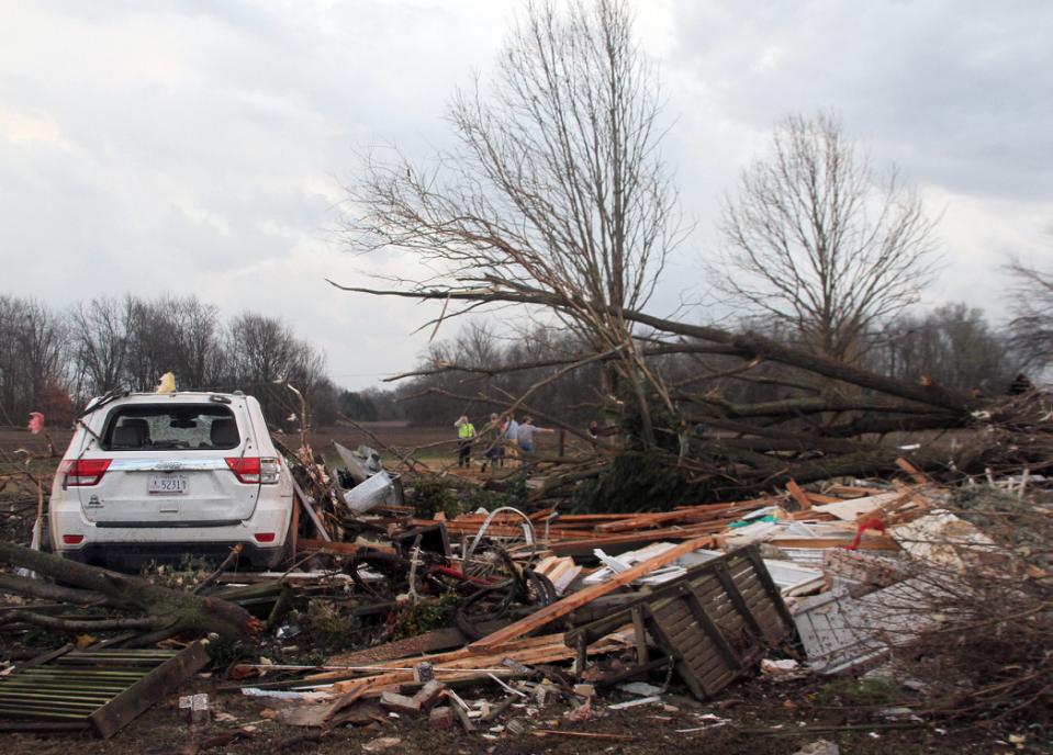 People inspect the remains in Clarksdale, Mississippi Troy Catchings/The Press Register/Associated Press