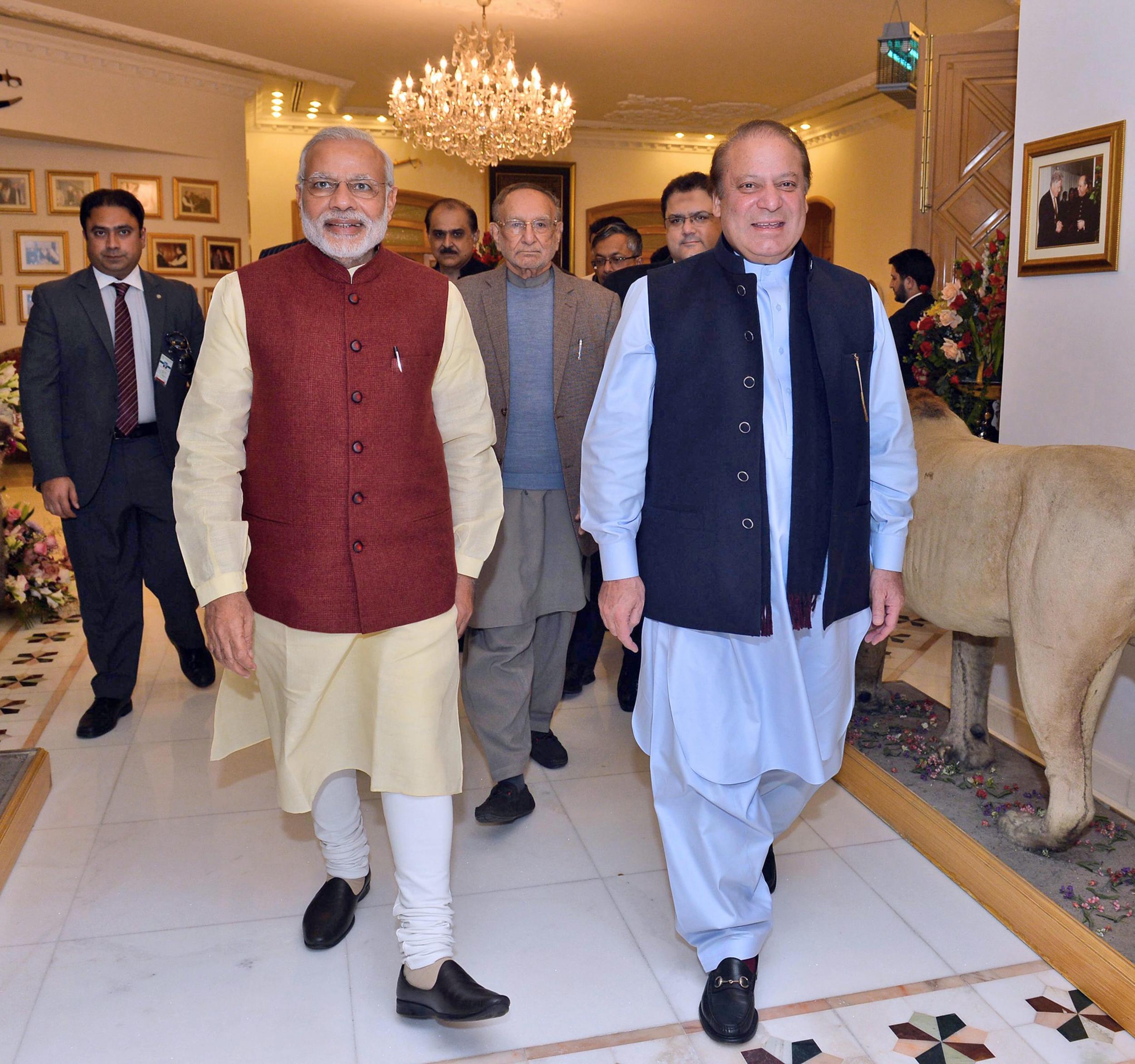 Indian Prime Minister Narendra Modi (L) walking with the Prime Minister of Pakistan, Nawaz Sharif