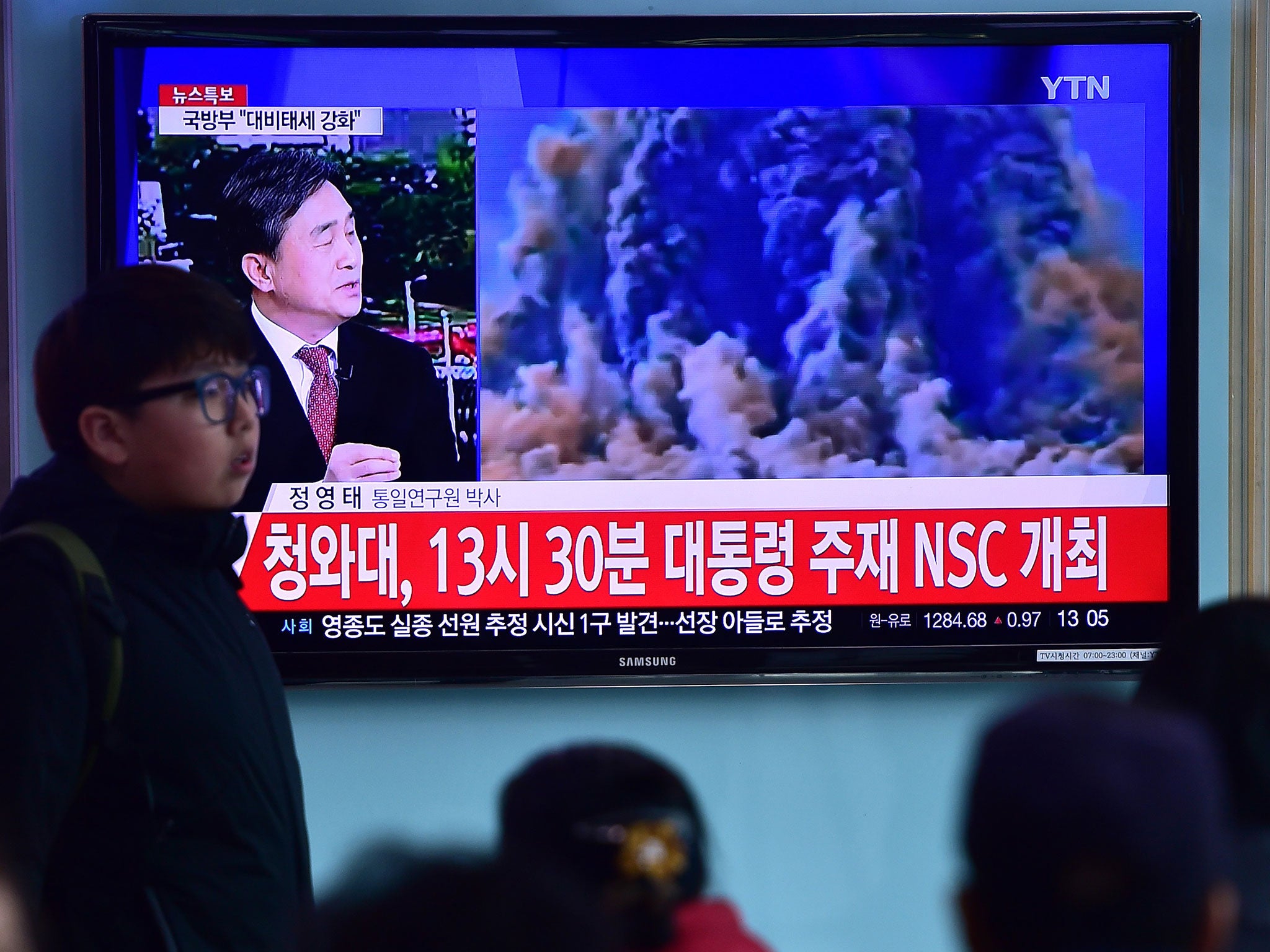 People watch a news report on North Korea's first hydrogen bomb test at a railway station in Seoul, South Korea, on January 6, 2016.