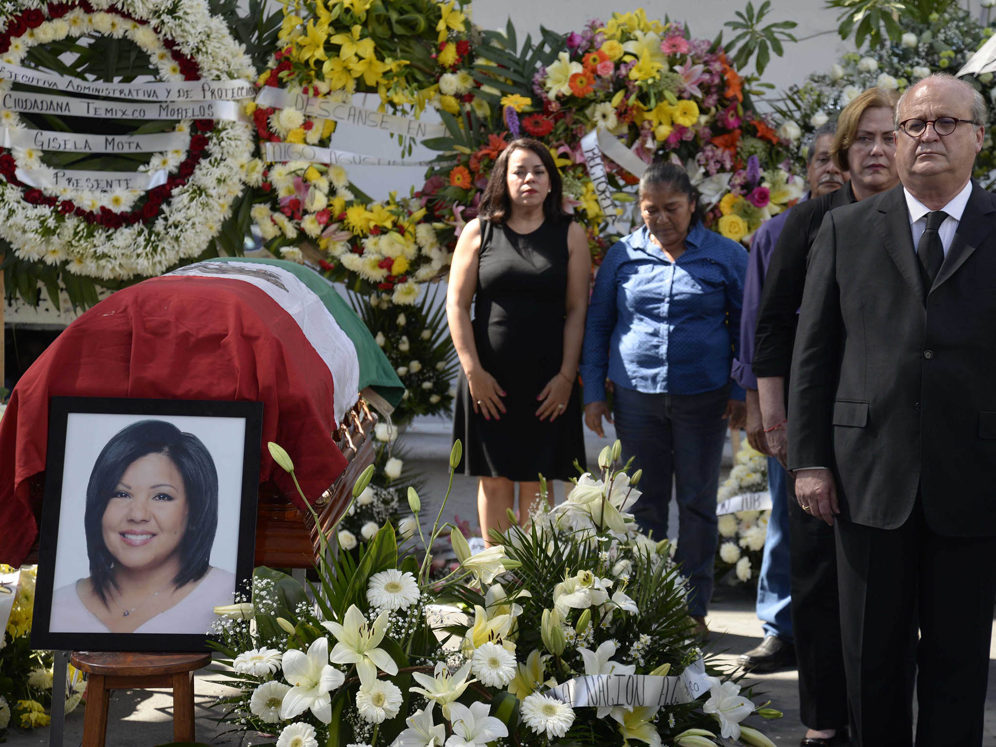 Bishop Ramon Castro officiates the funeral mass of Gisela Mota (Mayor of the time) at his home