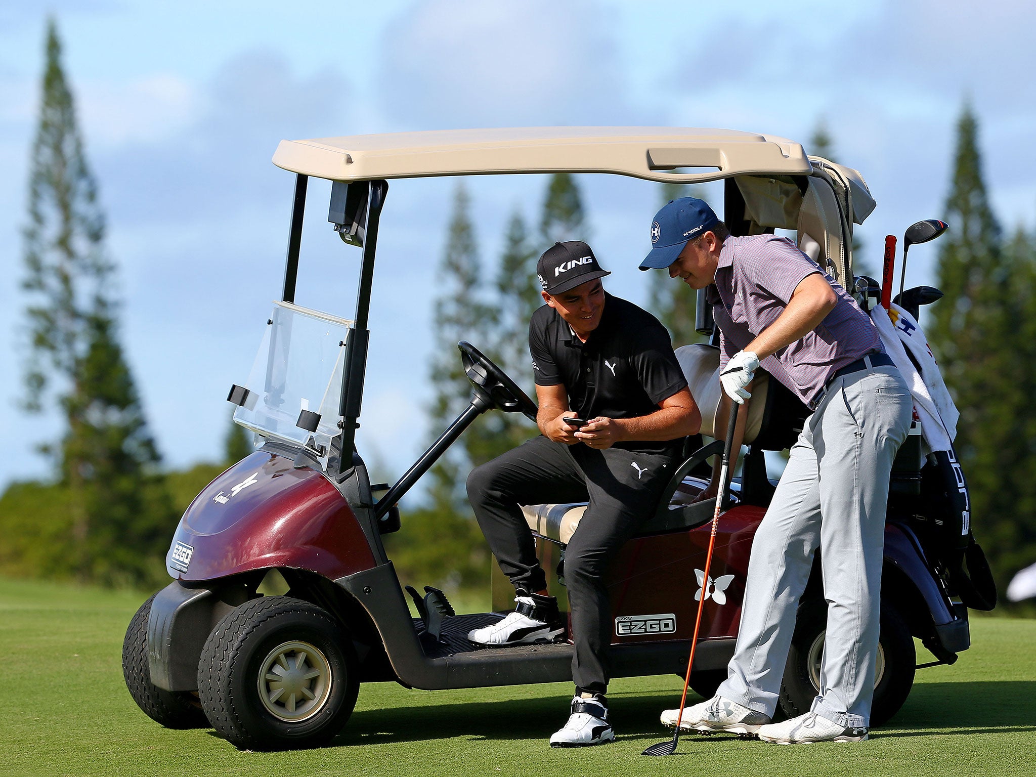 Rickie Fowler (L) talks to Jordan Spieth during practice