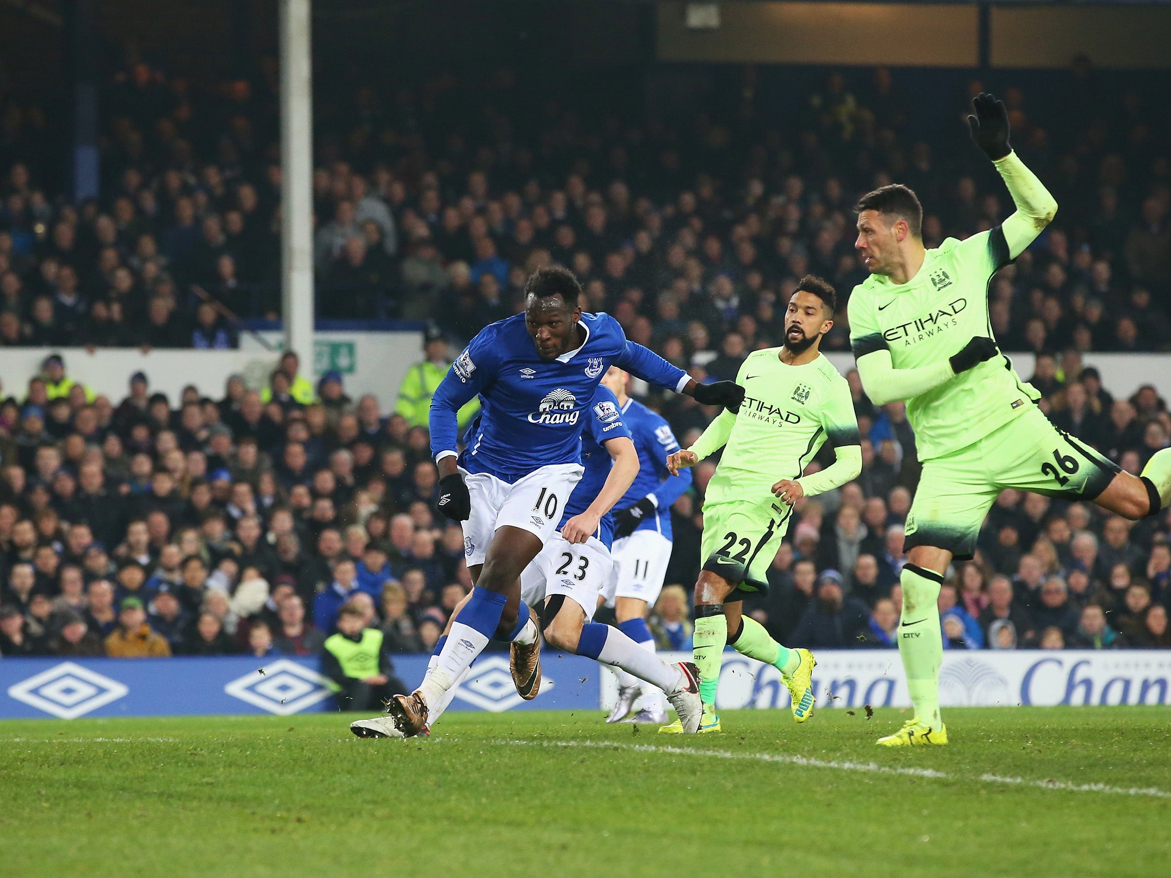 Romelu Lukaku scores the winner against Manchester City
