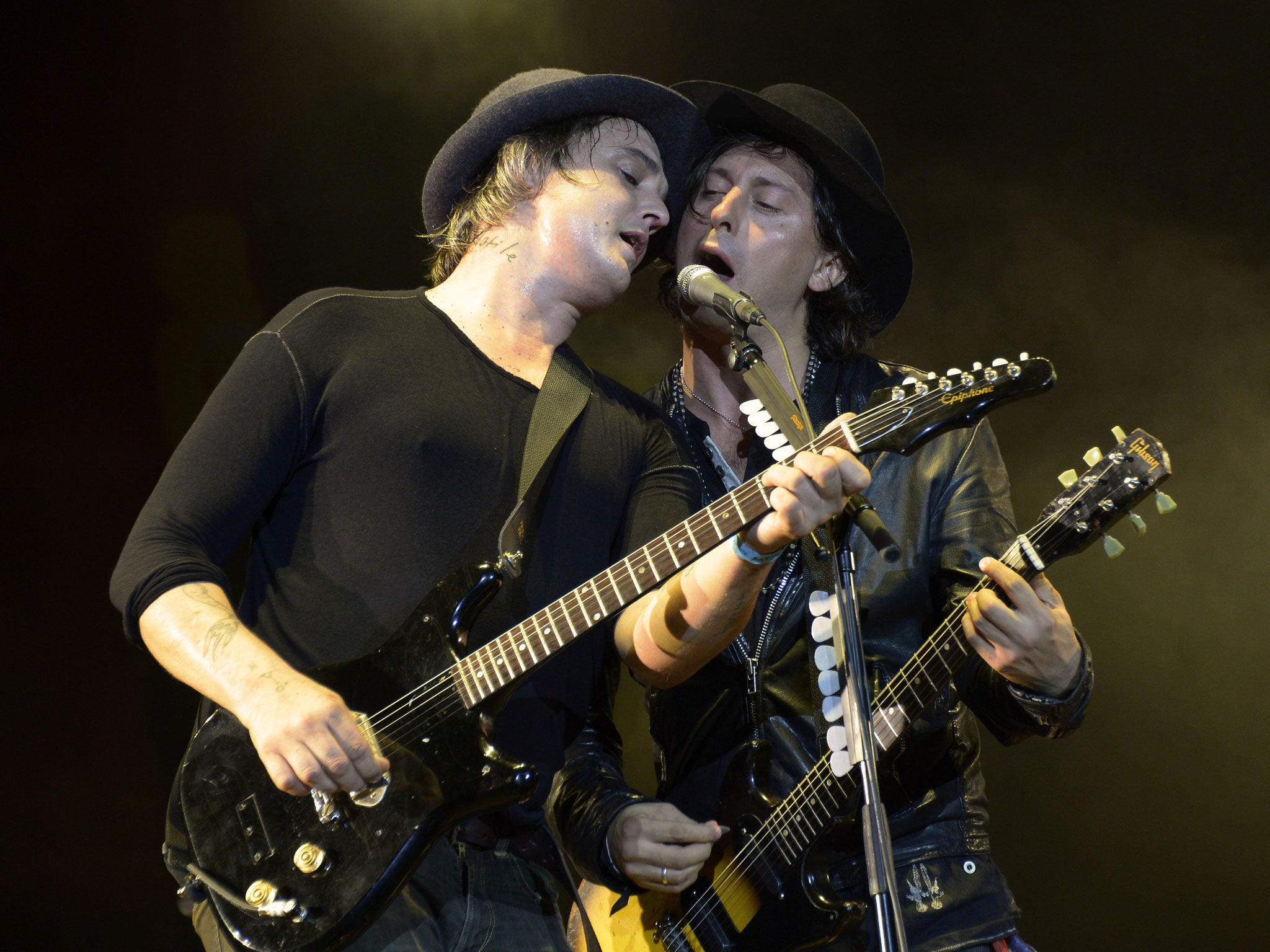 Barât on stage with Pete Doherty during the Rock-en-Seine music festival in 2014