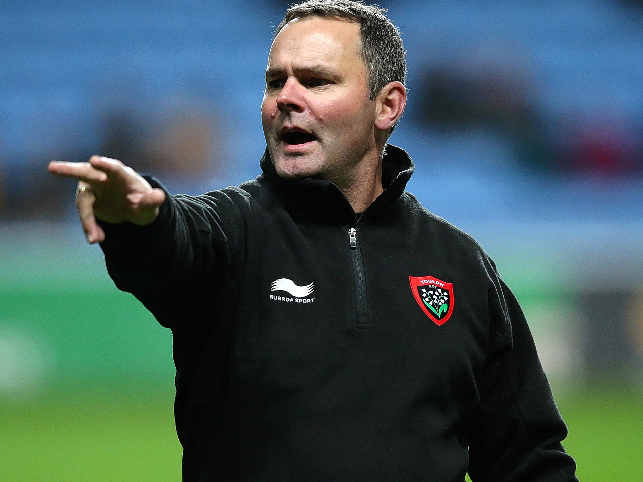 Steve Meehan works with the Toulon backs with the aim of making it hot for Bath at the Stade Mayol