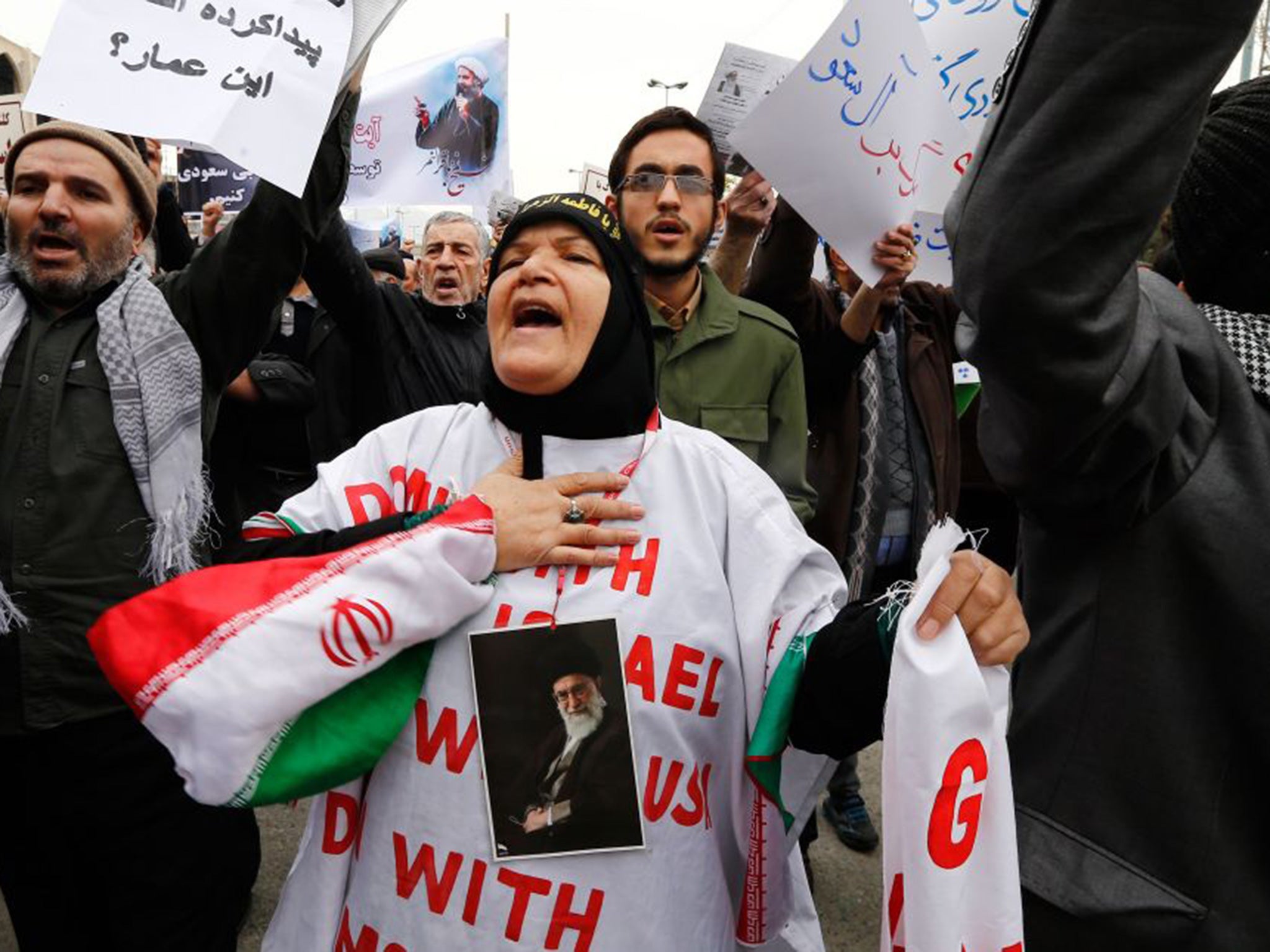 Iranian protesters hold placards and shout slogans during a demonstration in Tehran on January 8, 2016, against the execution of prominent Shiite Muslim cleric Nimr al-Nimr