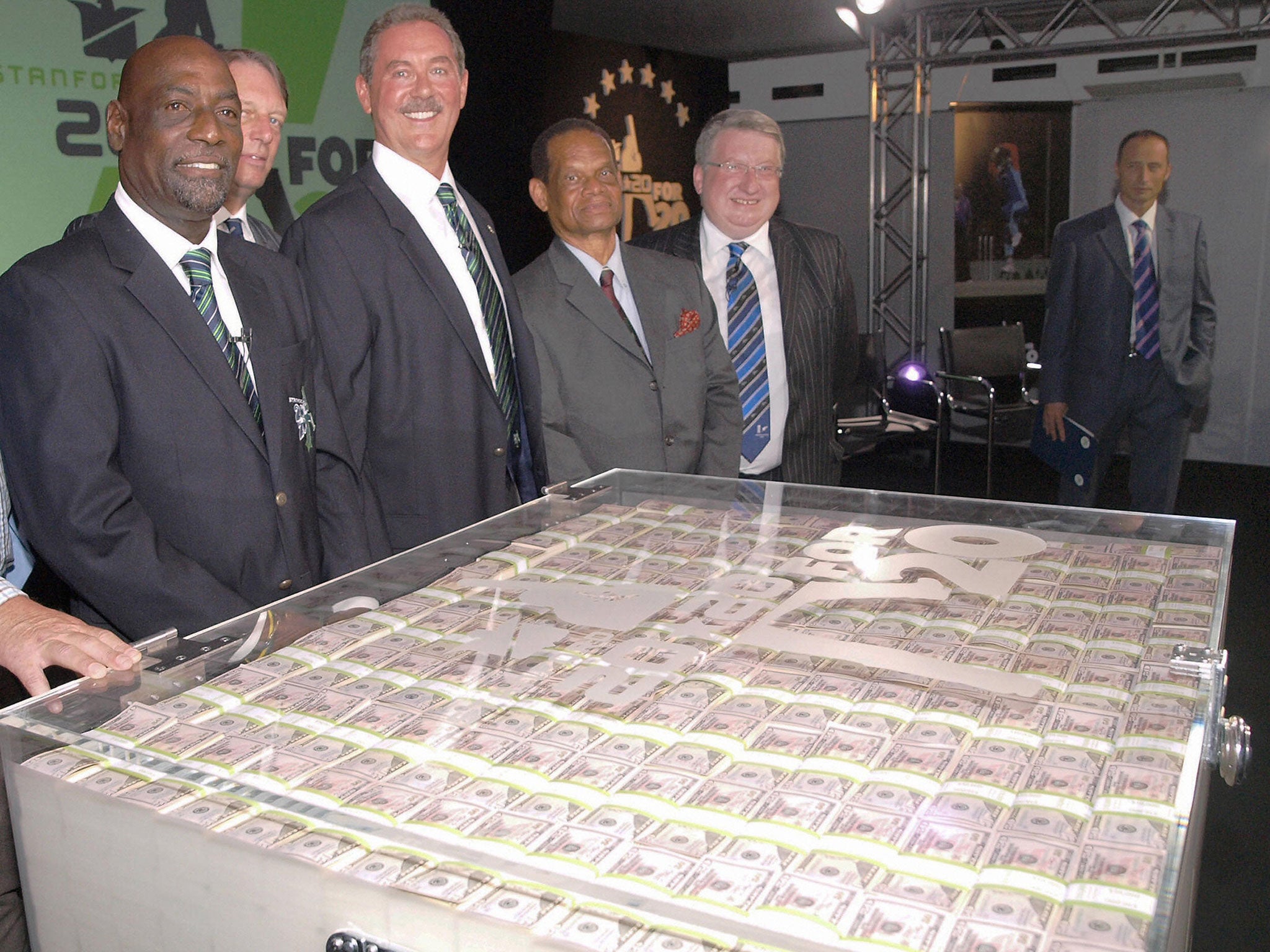 Allen Stanford (2nd L) poses with West Indian cricketer Sir Viv Richards (L), Dr Julian Hunte, Chairman of the West Indian cricket board and David Collier (R) of the ECB in front of the 20 million US dollars