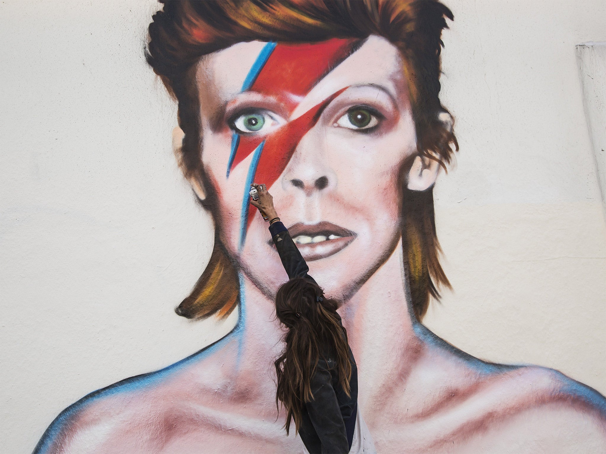 LA street artist Jules Muck paints a Bowie mural