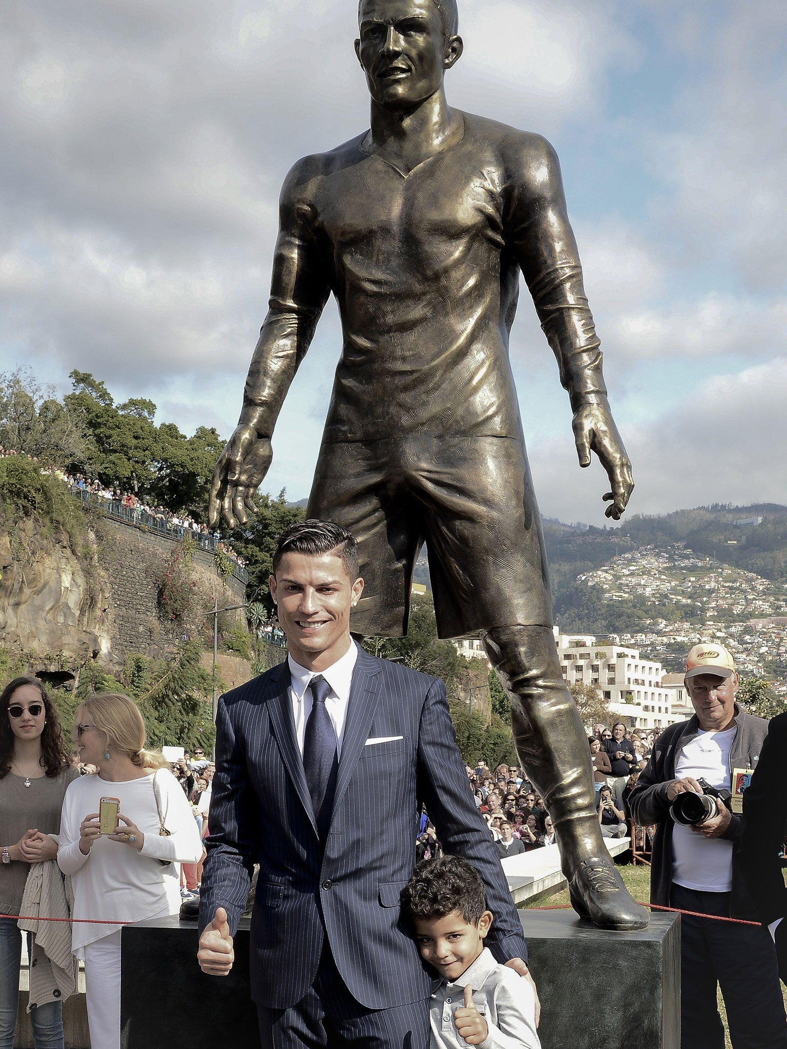 Cristiano Ronaldo unveils the statue in 2014