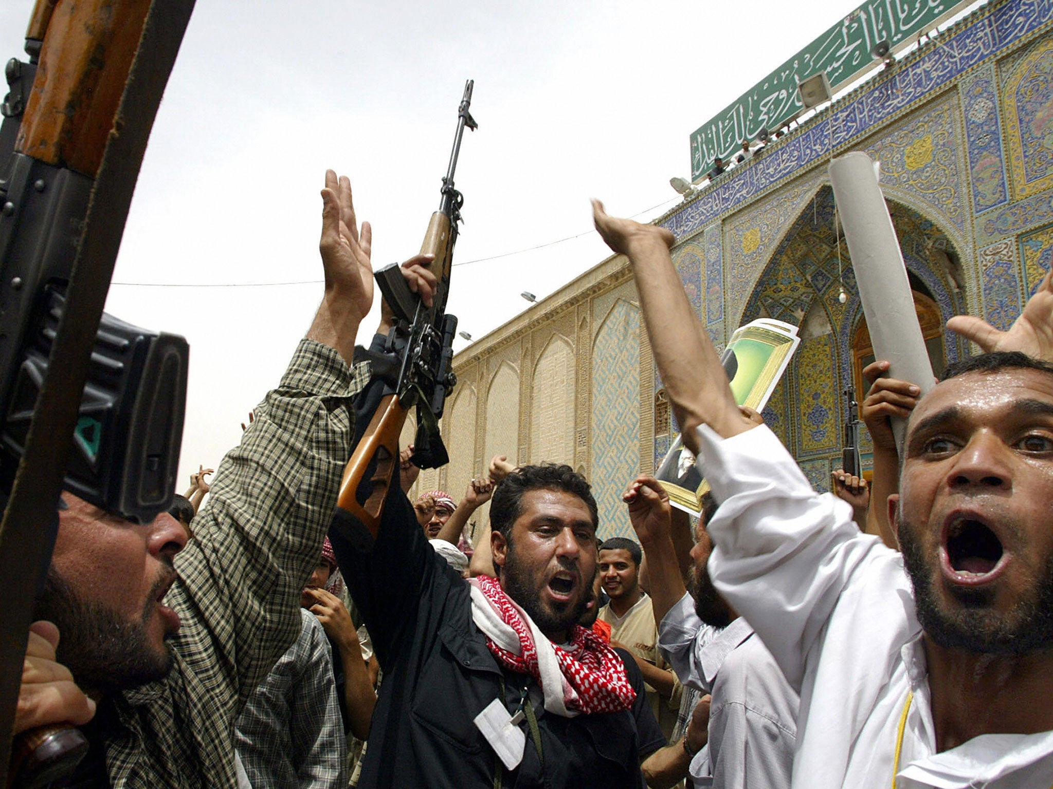 Armed Iraqi militiamen